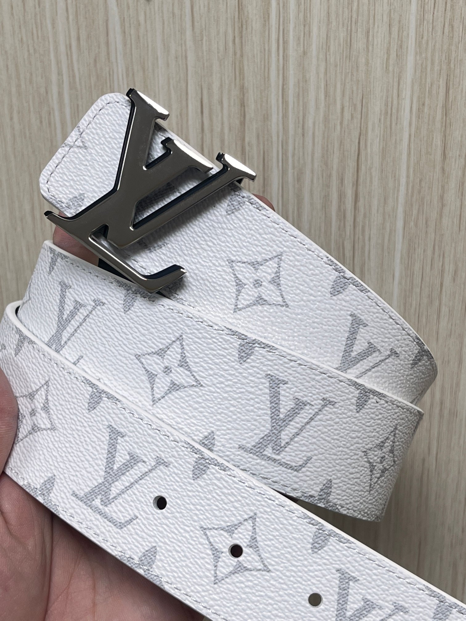 当季新款， 正面：白色Monogram帆布，浅灰色老花暗纹老花，视觉清爽低调 - 反面：光滑黑色牛皮革，双面可佩戴，一条
