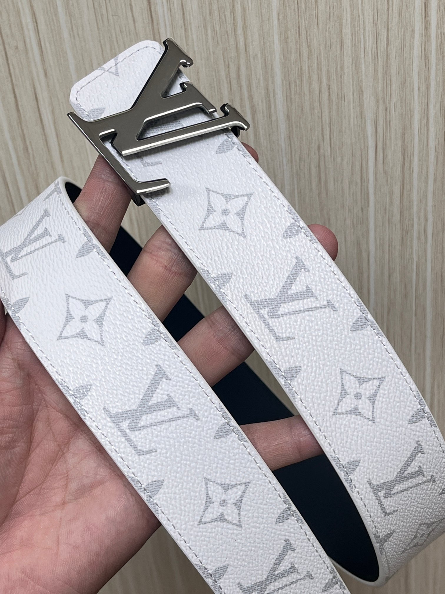 当季新款， 正面：白色Monogram帆布，浅灰色老花暗纹老花，视觉清爽低调 - 反面：光滑黑色牛皮革，双面可佩戴，一条