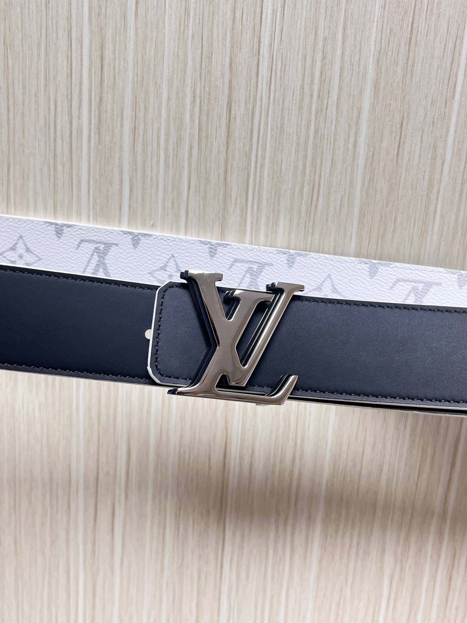 当季新款， 正面：白色Monogram帆布，浅灰色老花暗纹老花，视觉清爽低调 - 反面：光滑黑色牛皮革，双面可佩戴，一条