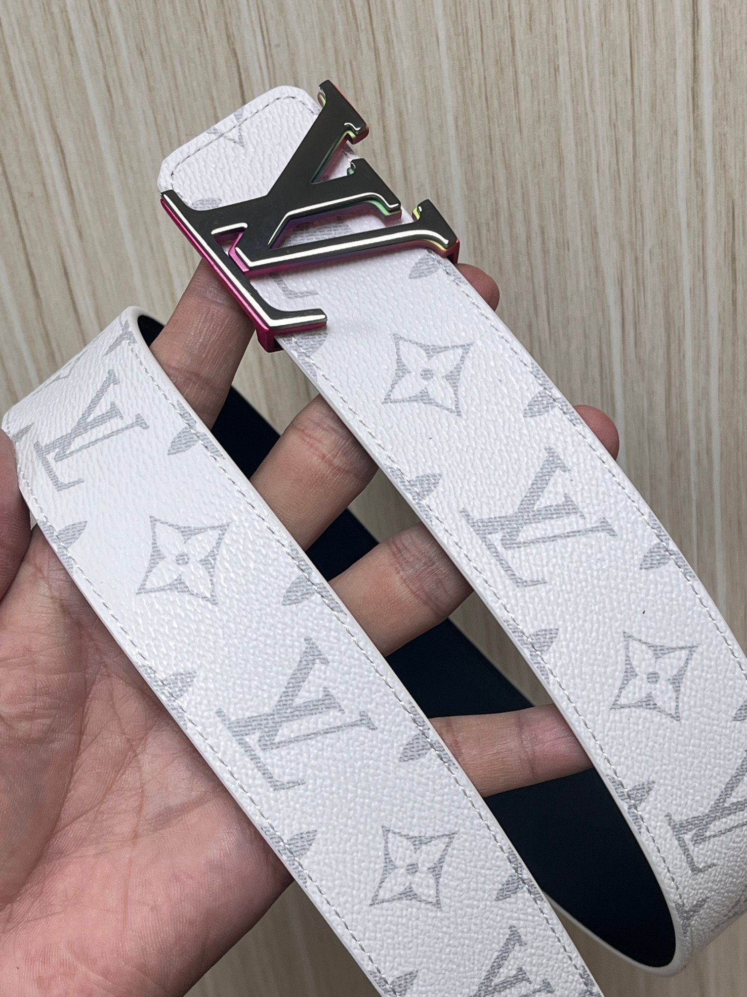 当季新款， 正面：白色Monogram帆布，浅灰色老花暗纹老花，视觉清爽低调 - 反面：光滑黑色牛皮革，双面可佩戴，一条