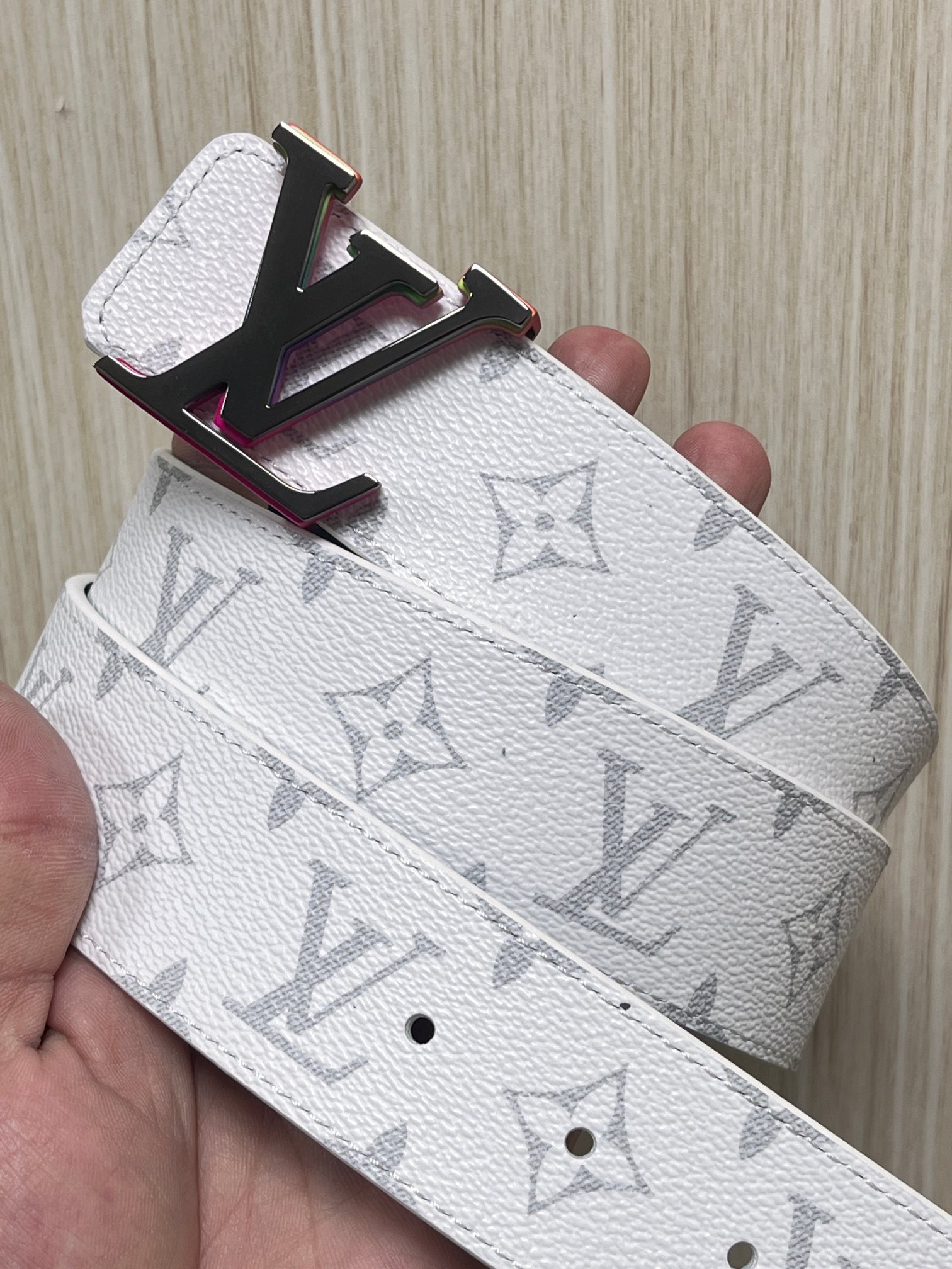 当季新款， 正面：白色Monogram帆布，浅灰色老花暗纹老花，视觉清爽低调 - 反面：光滑黑色牛皮革，双面可佩戴，一条