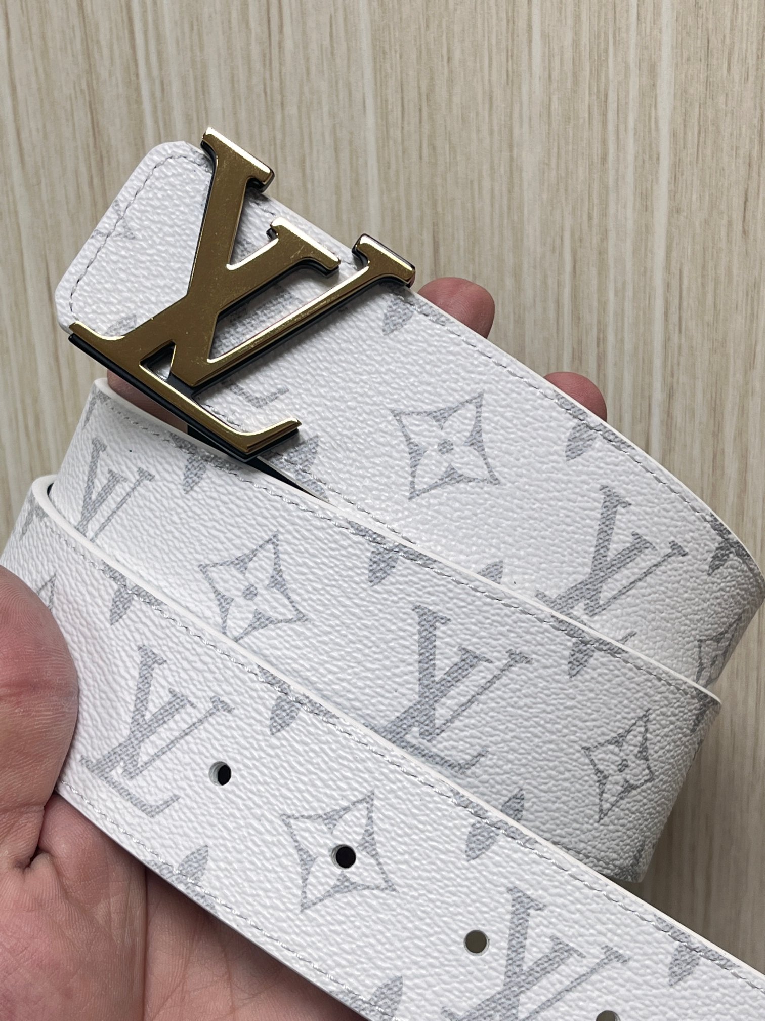 当季新款， 正面：白色Monogram帆布，浅灰色老花暗纹老花，视觉清爽低调 - 反面：光滑黑色牛皮革，双面可佩戴，一条
