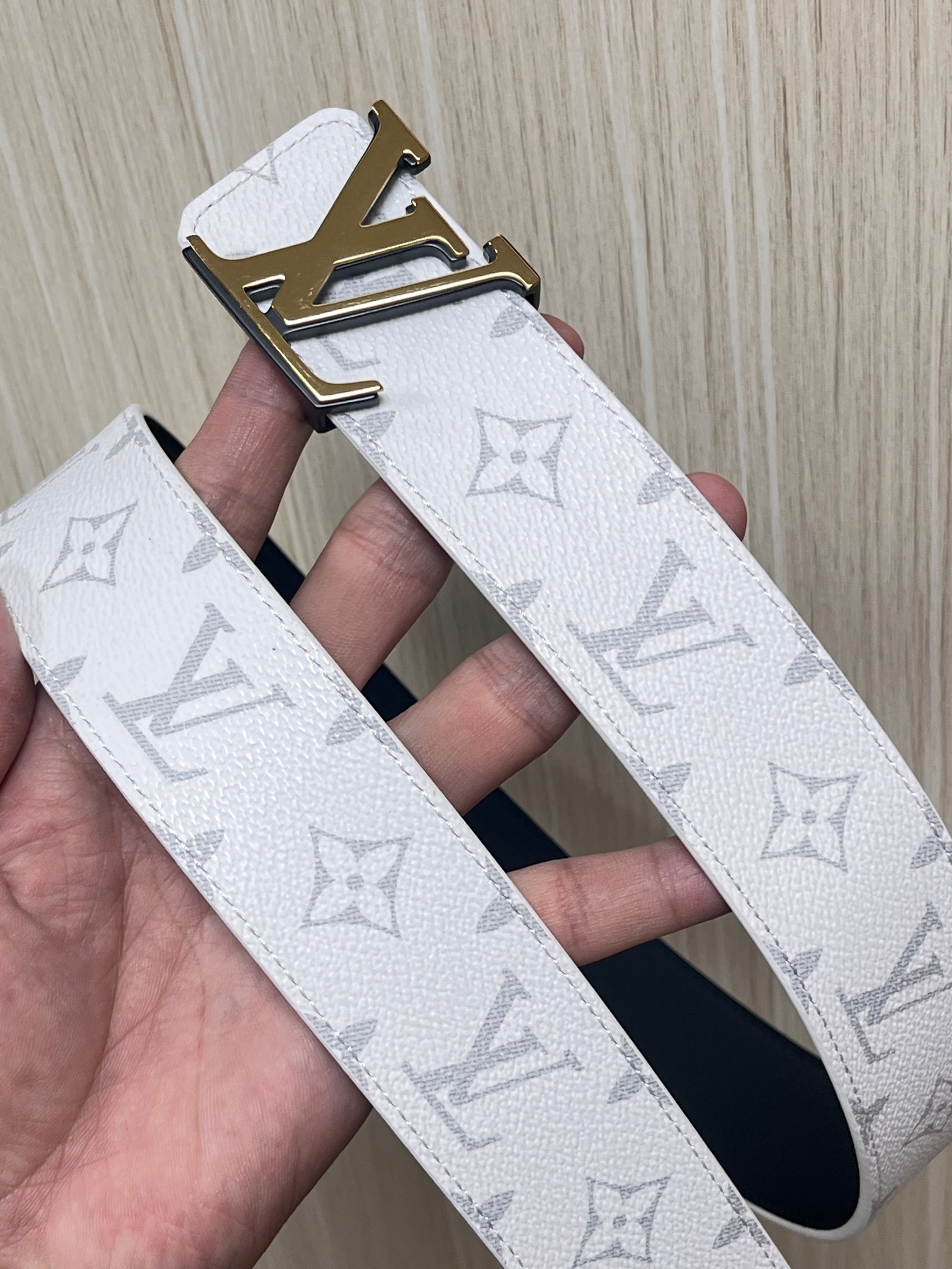 当季新款， 正面：白色Monogram帆布，浅灰色老花暗纹老花，视觉清爽低调 - 反面：光滑黑色牛皮革，双面可佩戴，一条