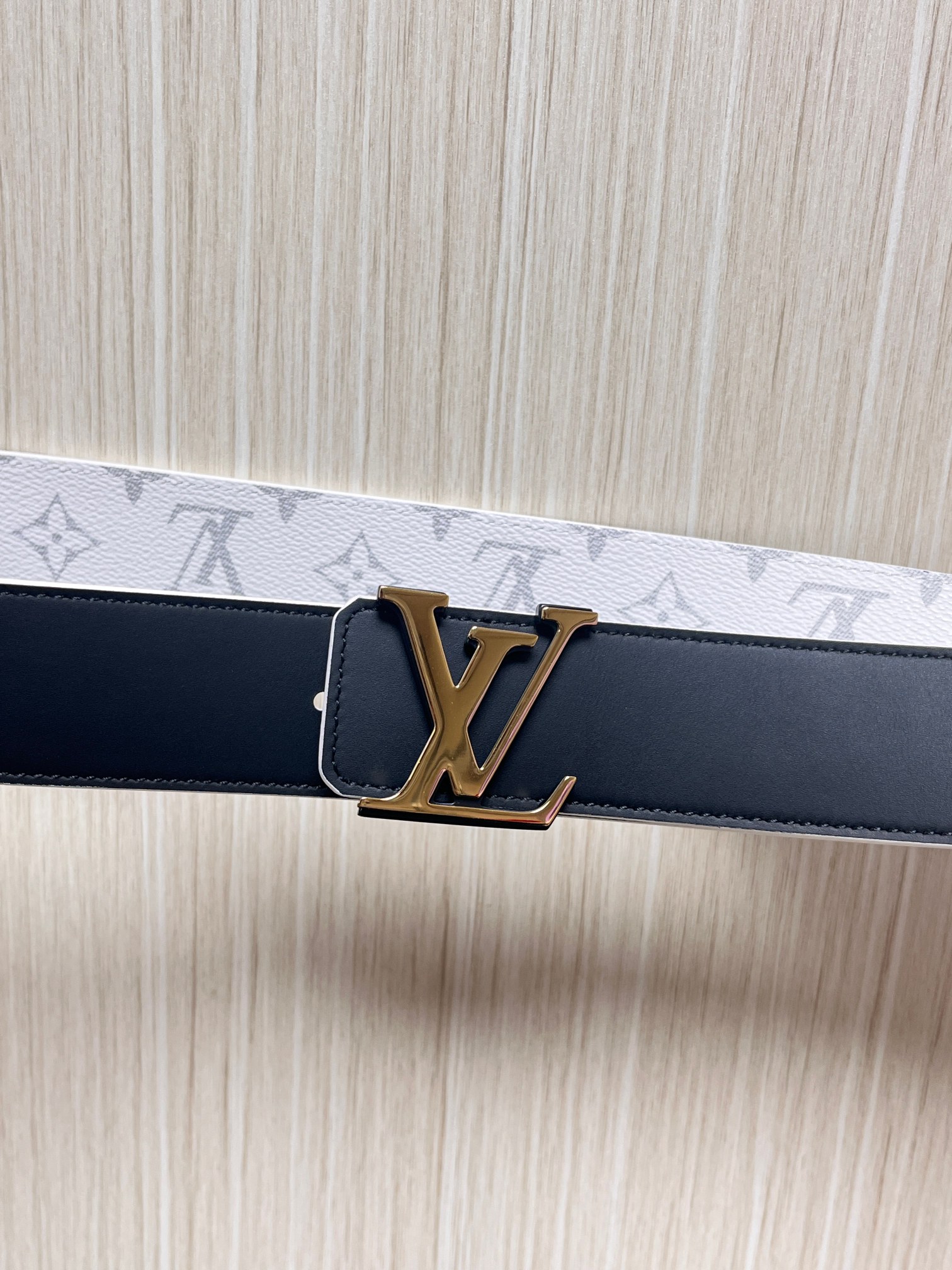 当季新款， 正面：白色Monogram帆布，浅灰色老花暗纹老花，视觉清爽低调 - 反面：光滑黑色牛皮革，双面可佩戴，一条