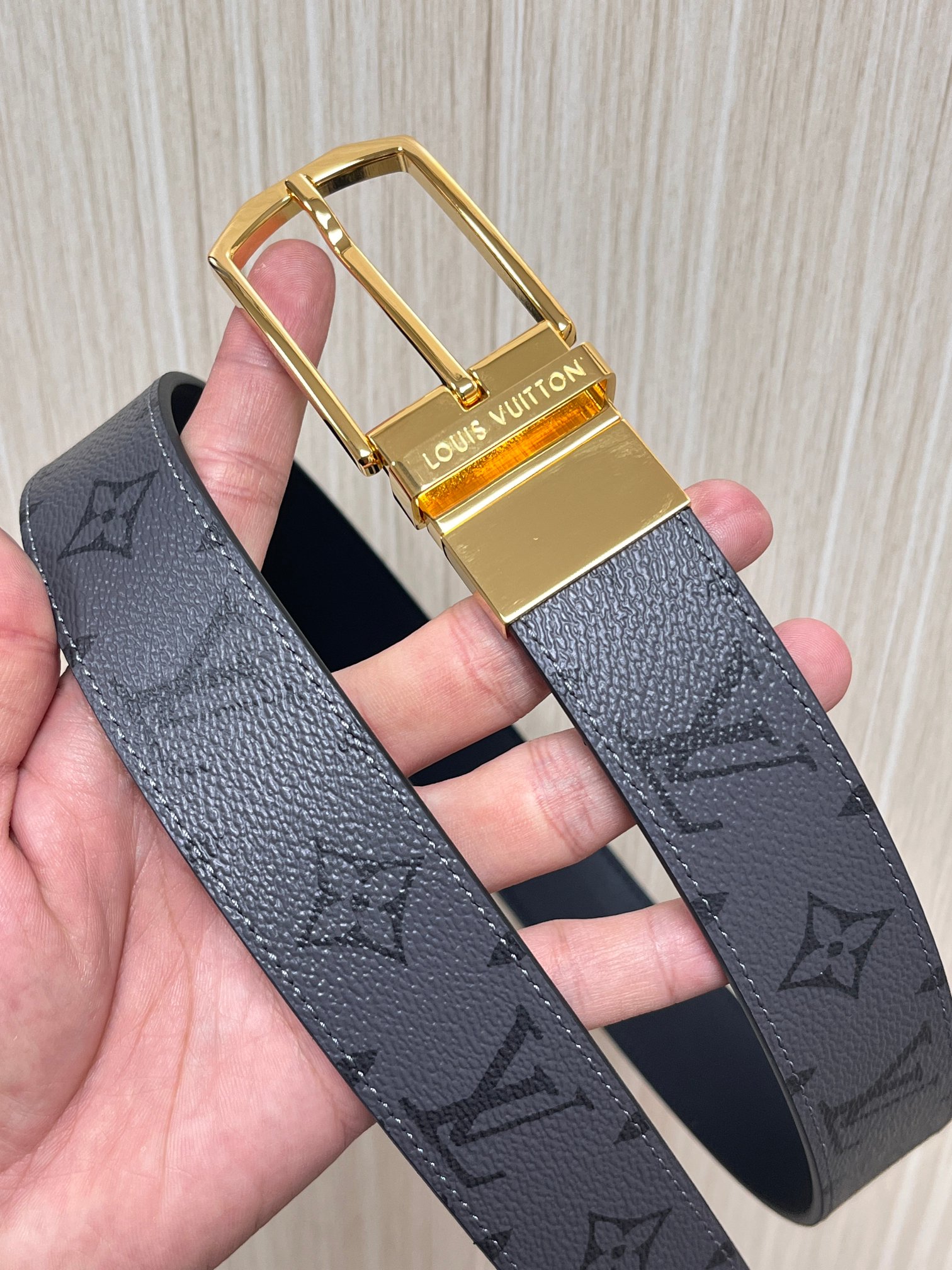 当季新款， 双面两用，一面暗老花、一面纯黑皮；想低调直接翻黑色皮面，休闲穿搭使用老花面。整体全黑色调，适合深色西裤、黑色