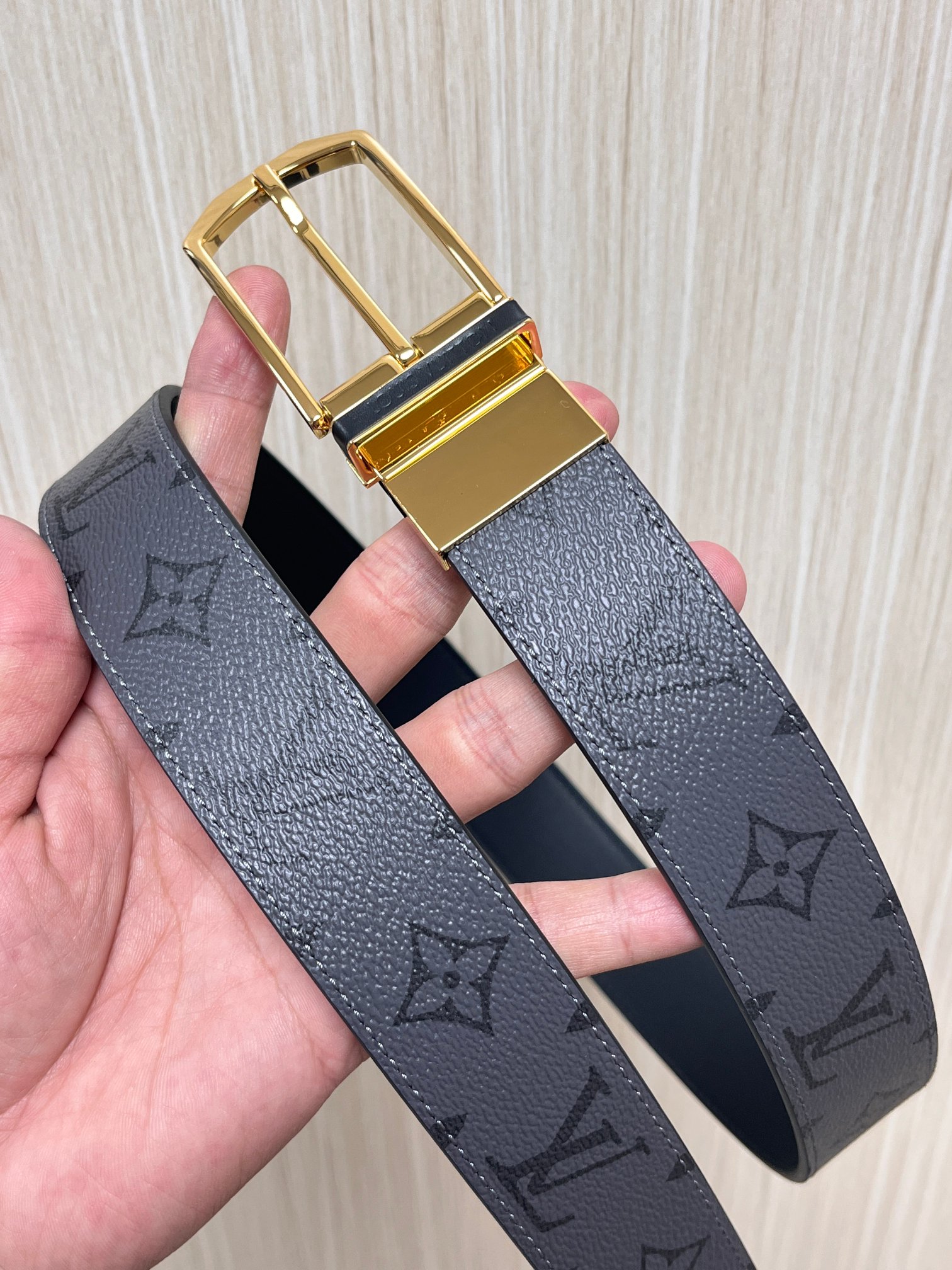 当季新款， 双面两用，一面暗老花、一面纯黑皮；想低调直接翻黑色皮面，休闲穿搭使用老花面。整体全黑色调，适合深色西裤、黑色