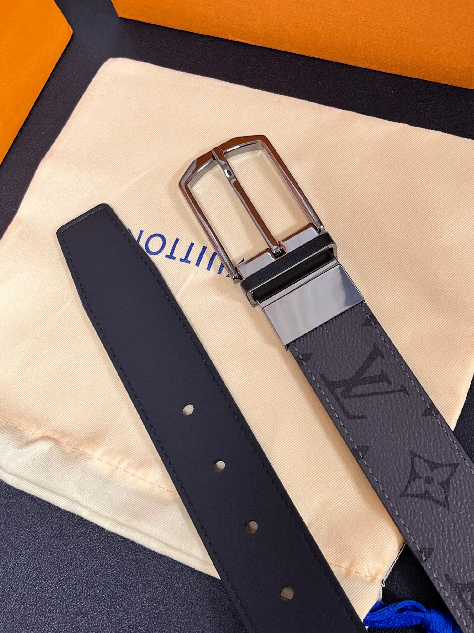 当季新款， 双面两用，一面暗老花、一面纯黑皮；想低调直接翻黑色皮面，休闲穿搭使用老花面。整体全黑色调，适合深色西裤、黑色
