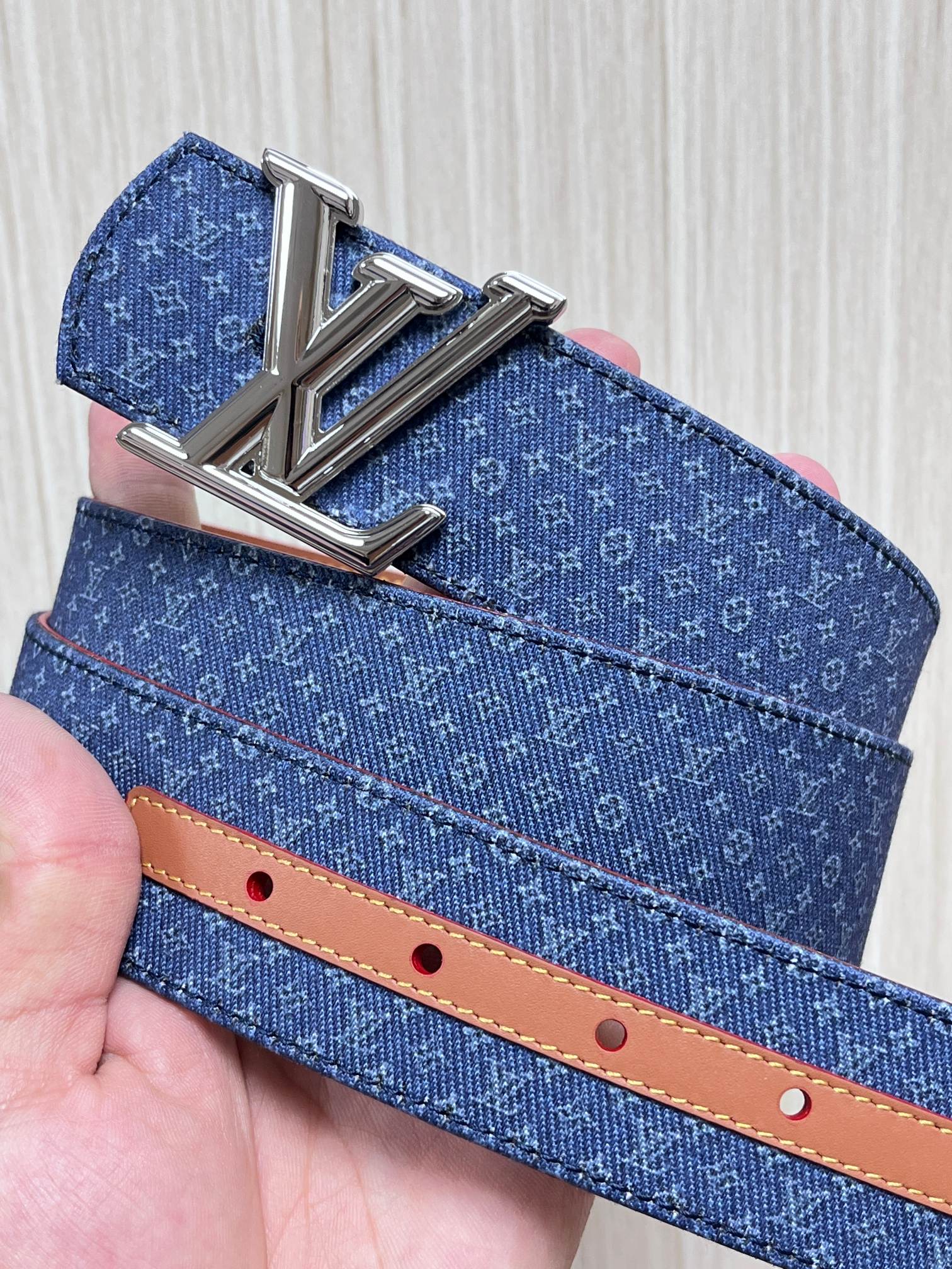 当季新款Monogram丹宁布,经过水洗做旧处理,布满细密的袖珍老花图案,搭配特殊反光工艺,光线照射下会呈现低调的闪耀效 当季新款Monogram丹宁布,经过水洗做旧处理,布满细密的袖珍老花图案,搭配特殊反光工艺,光线照射下会呈现低调的闪耀效