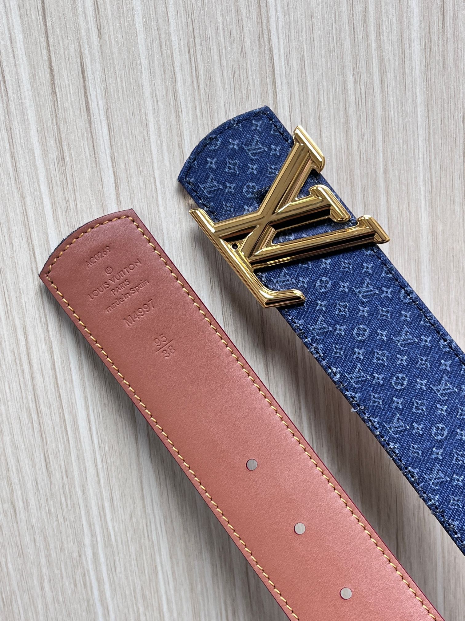 当季新款Monogram丹宁布，经过水洗做旧处理，布满细密的袖珍老花图案，搭配特殊反光工艺，光线照射下会呈现低调的闪耀效