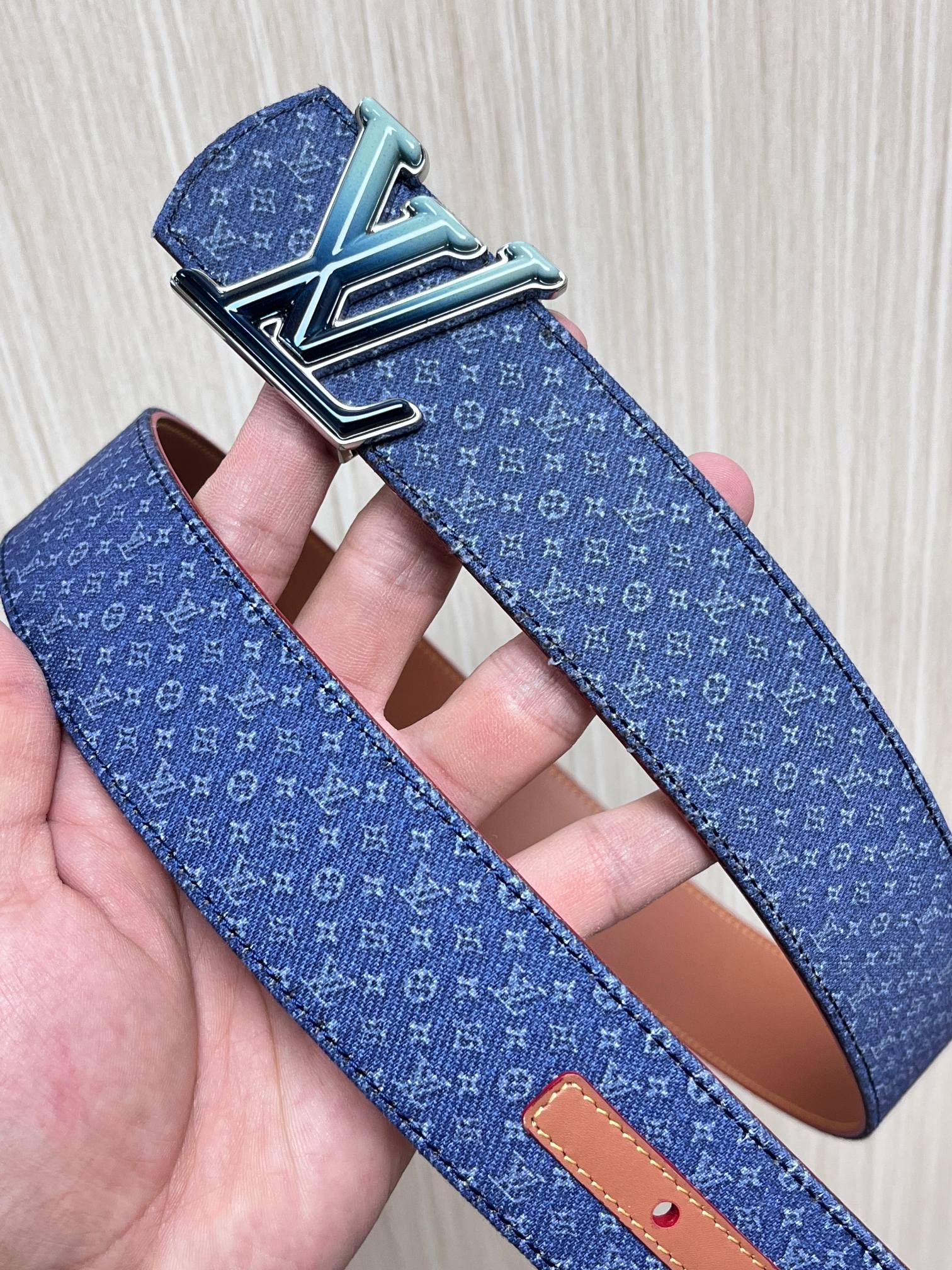 当季新款Monogram丹宁布，经过水洗做旧处理，布满细密的袖珍老花图案，搭配特殊反光工艺，光线照射下会呈现低调的闪耀效