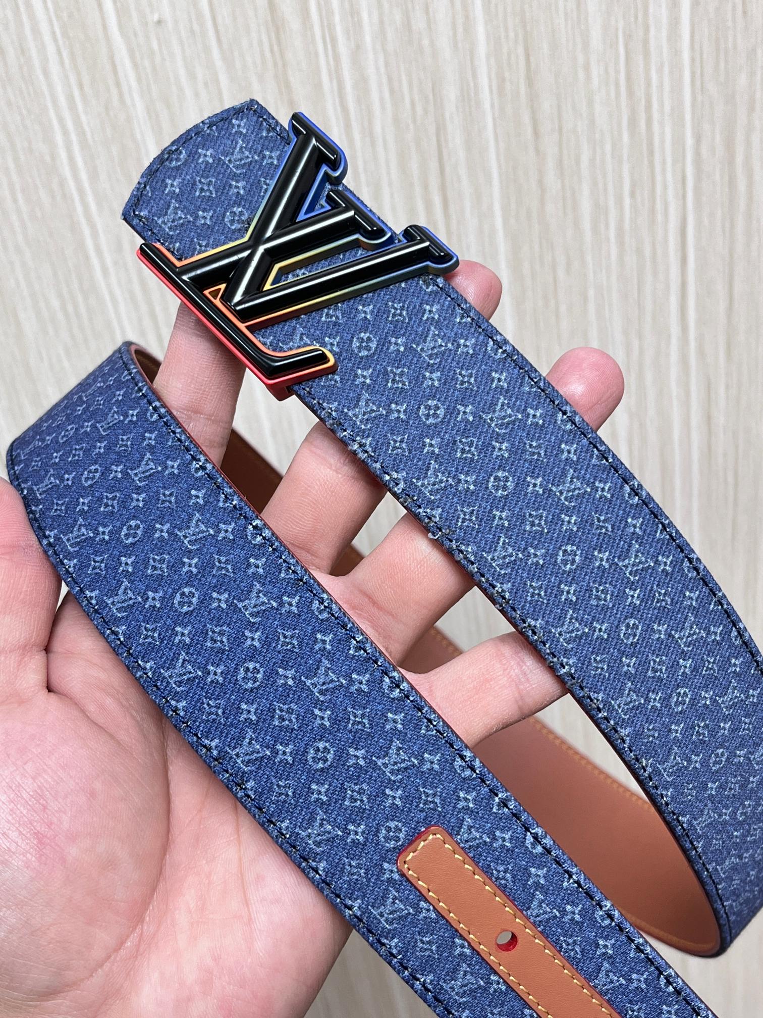 当季新款Monogram丹宁布，经过水洗做旧处理，布满细密的袖珍老花图案，搭配特殊反光工艺，光线照射下会呈现低调的闪耀效