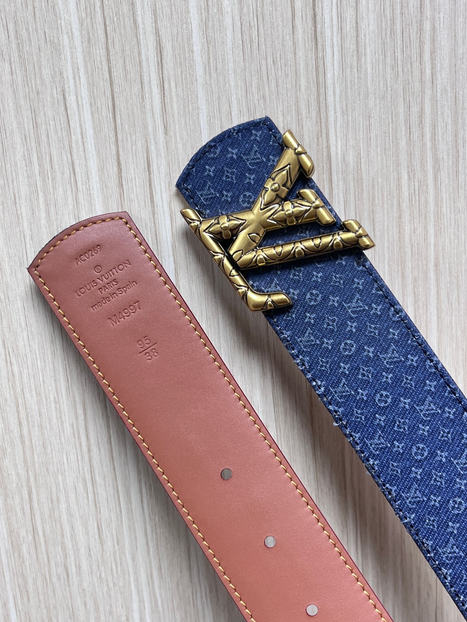 当季新款Monogram丹宁布，经过水洗做旧处理，布满细密的袖珍老花图案，搭配特殊反光工艺，光线照射下会呈现低调的闪耀效
