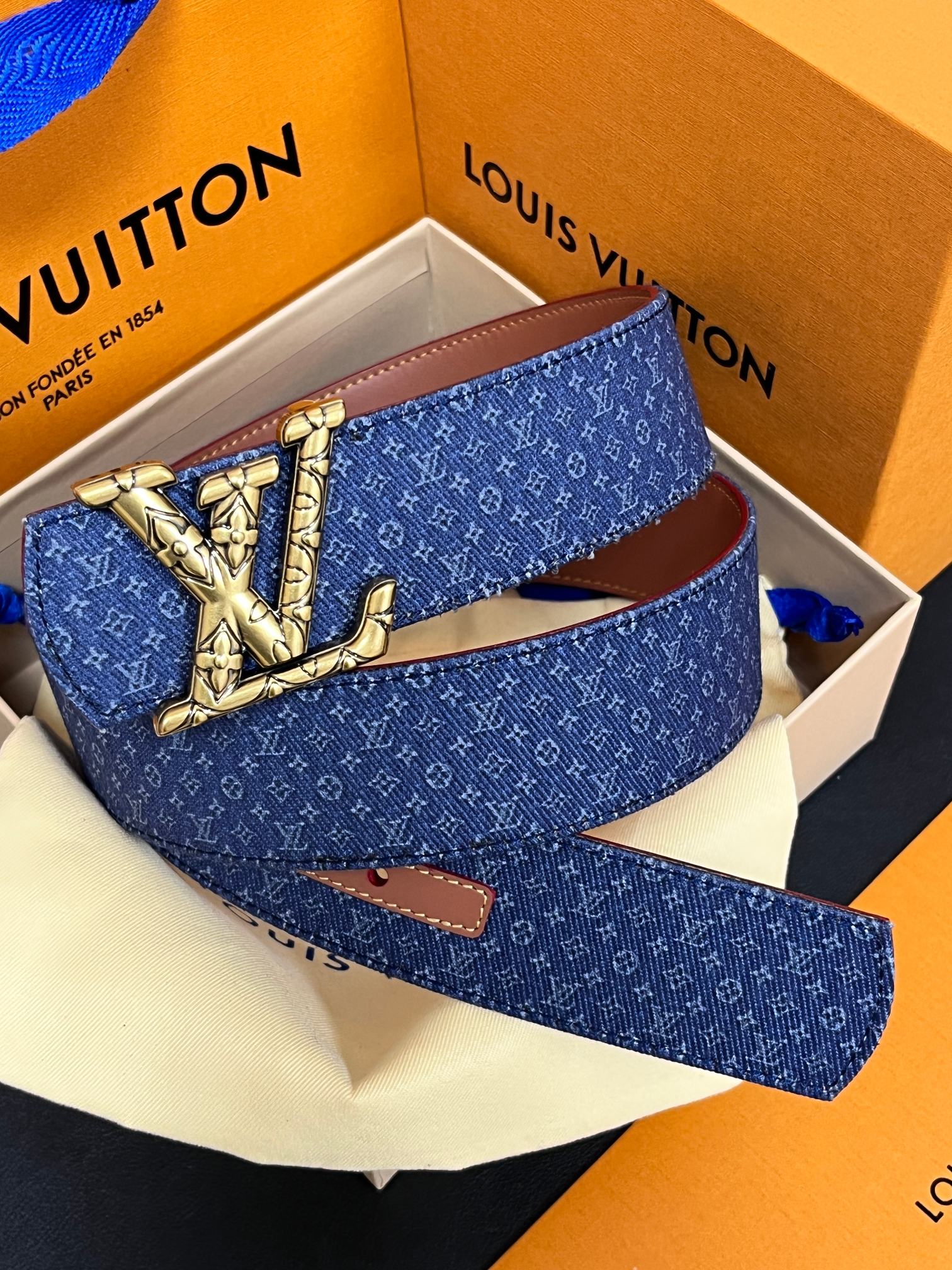 当季新款Monogram丹宁布，经过水洗做旧处理，布满细密的袖珍老花图案，搭配特殊反光工艺，光线照射下会呈现低调的闪耀效