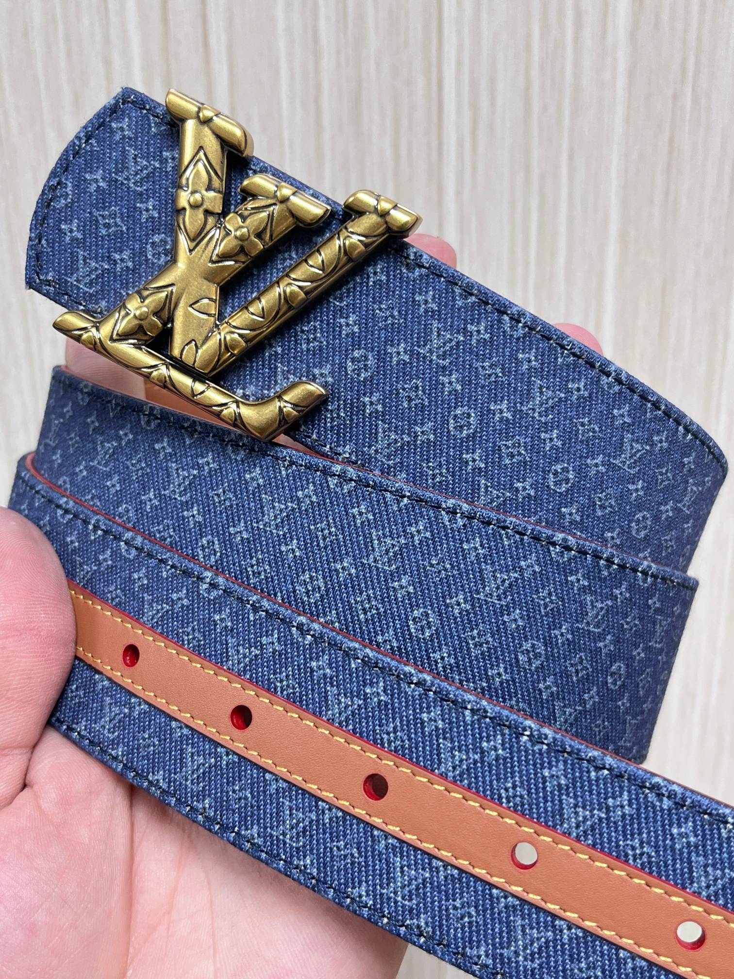 当季新款Monogram丹宁布，经过水洗做旧处理，布满细密的袖珍老花图案，搭配特殊反光工艺，光线照射下会呈现低调的闪耀效