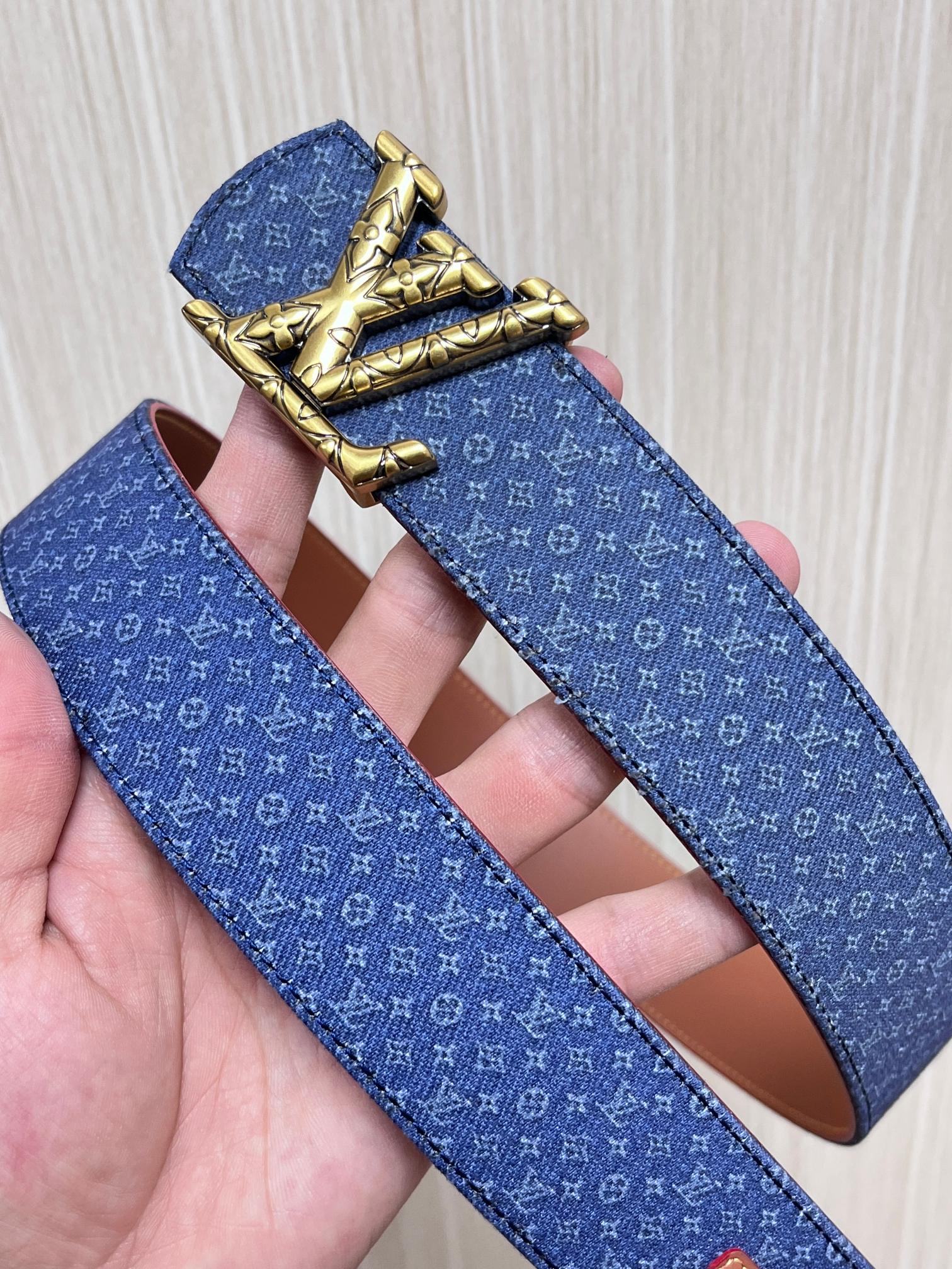 当季新款Monogram丹宁布，经过水洗做旧处理，布满细密的袖珍老花图案，搭配特殊反光工艺，光线照射下会呈现低调的闪耀效