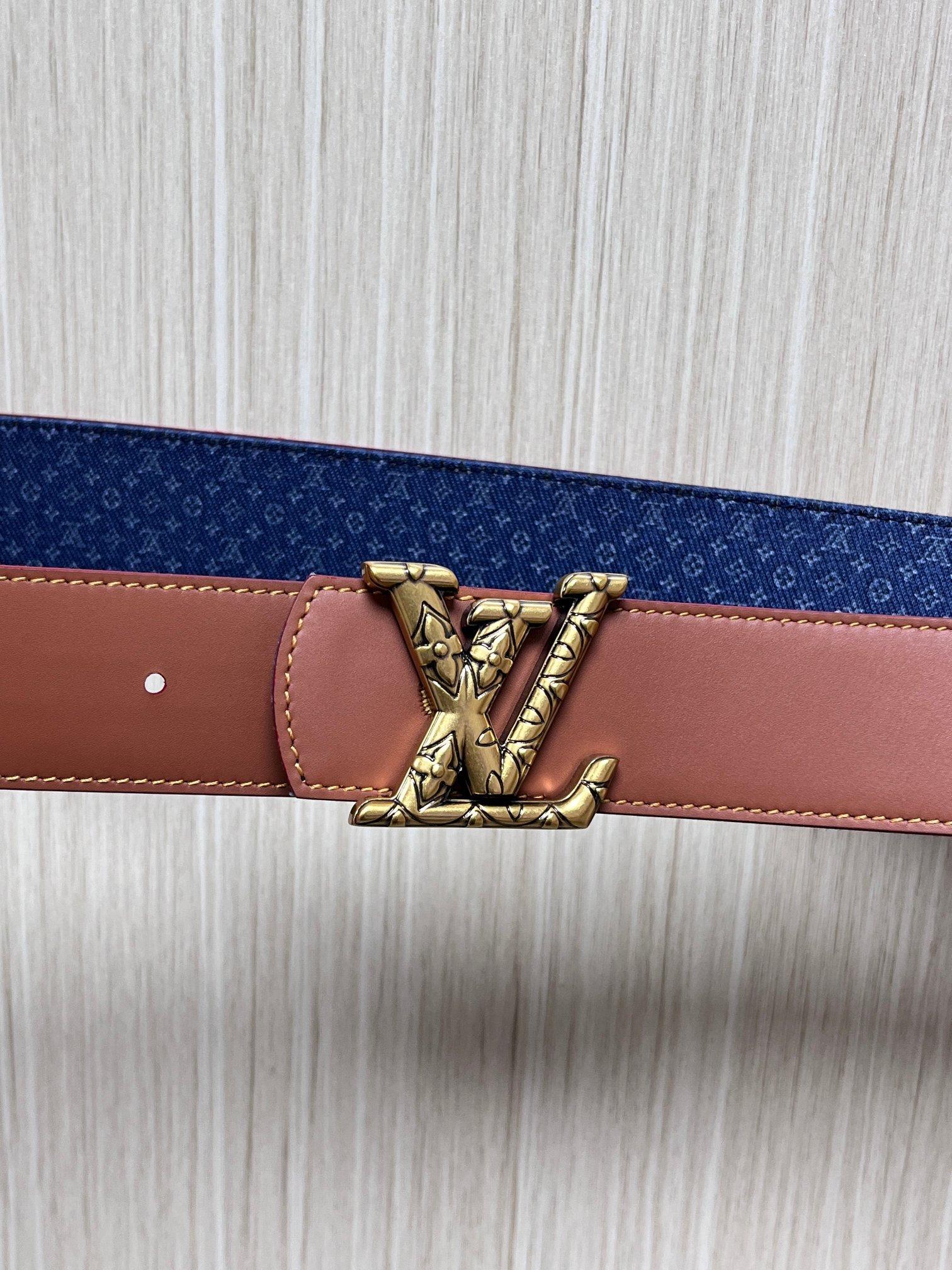 当季新款Monogram丹宁布，经过水洗做旧处理，布满细密的袖珍老花图案，搭配特殊反光工艺，光线照射下会呈现低调的闪耀效