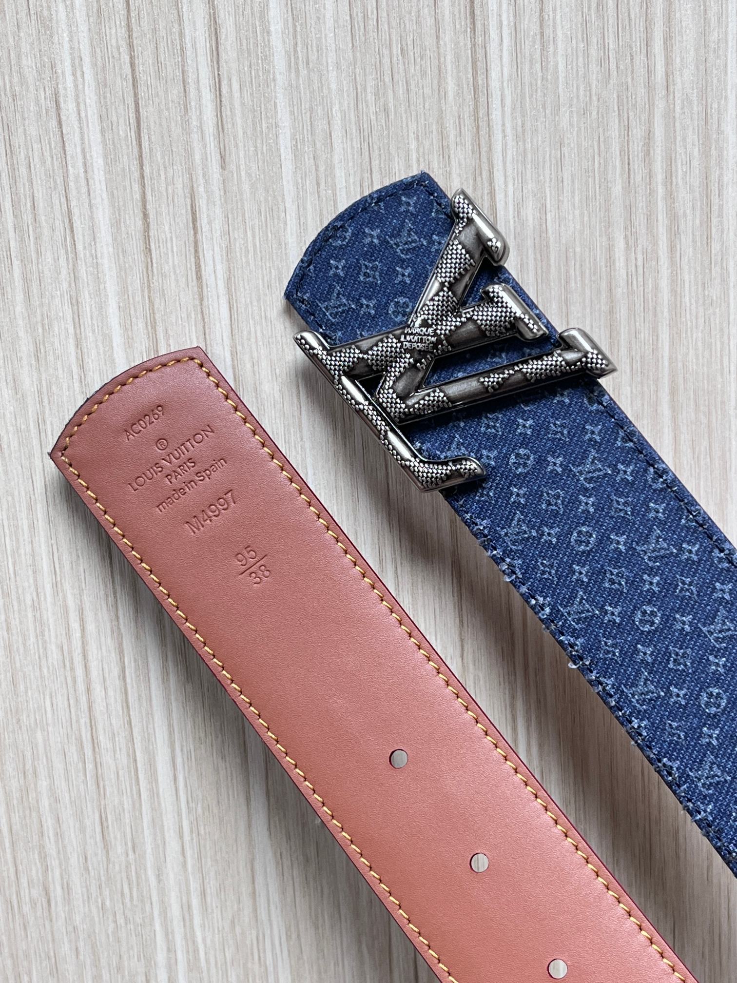 当季新款Monogram丹宁布，经过水洗做旧处理，布满细密的袖珍老花图案，搭配特殊反光工艺，光线照射下会呈现低调的闪耀效