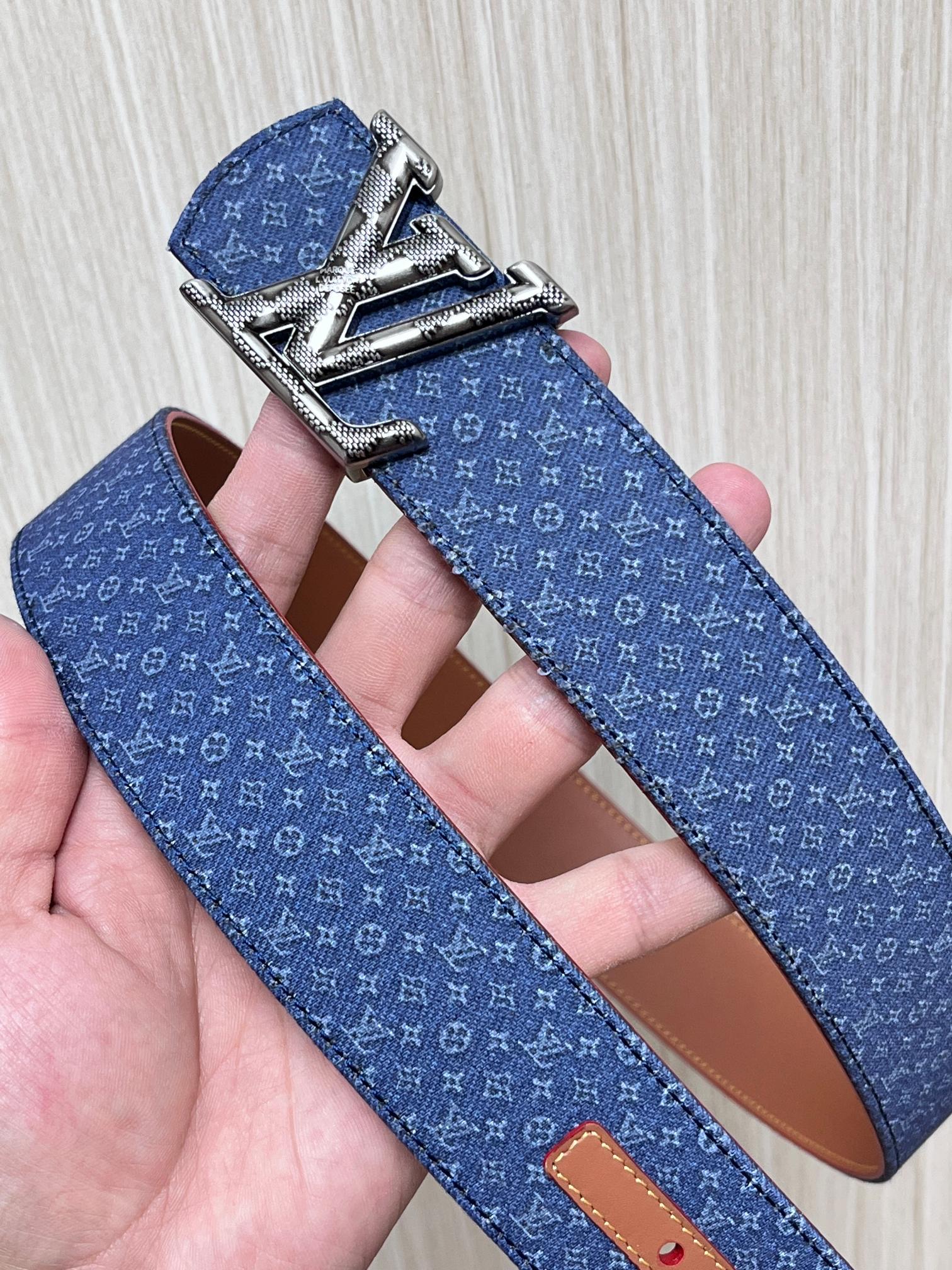 当季新款Monogram丹宁布，经过水洗做旧处理，布满细密的袖珍老花图案，搭配特殊反光工艺，光线照射下会呈现低调的闪耀效