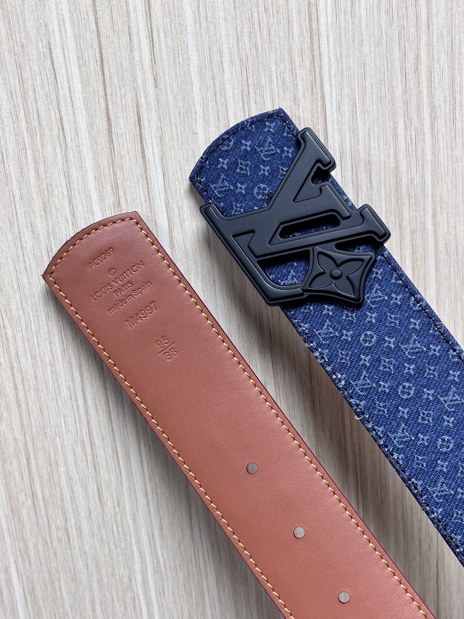 当季新款Monogram丹宁布，经过水洗做旧处理，布满细密的袖珍老花图案，搭配特殊反光工艺，光线照射下会呈现低调的闪耀效