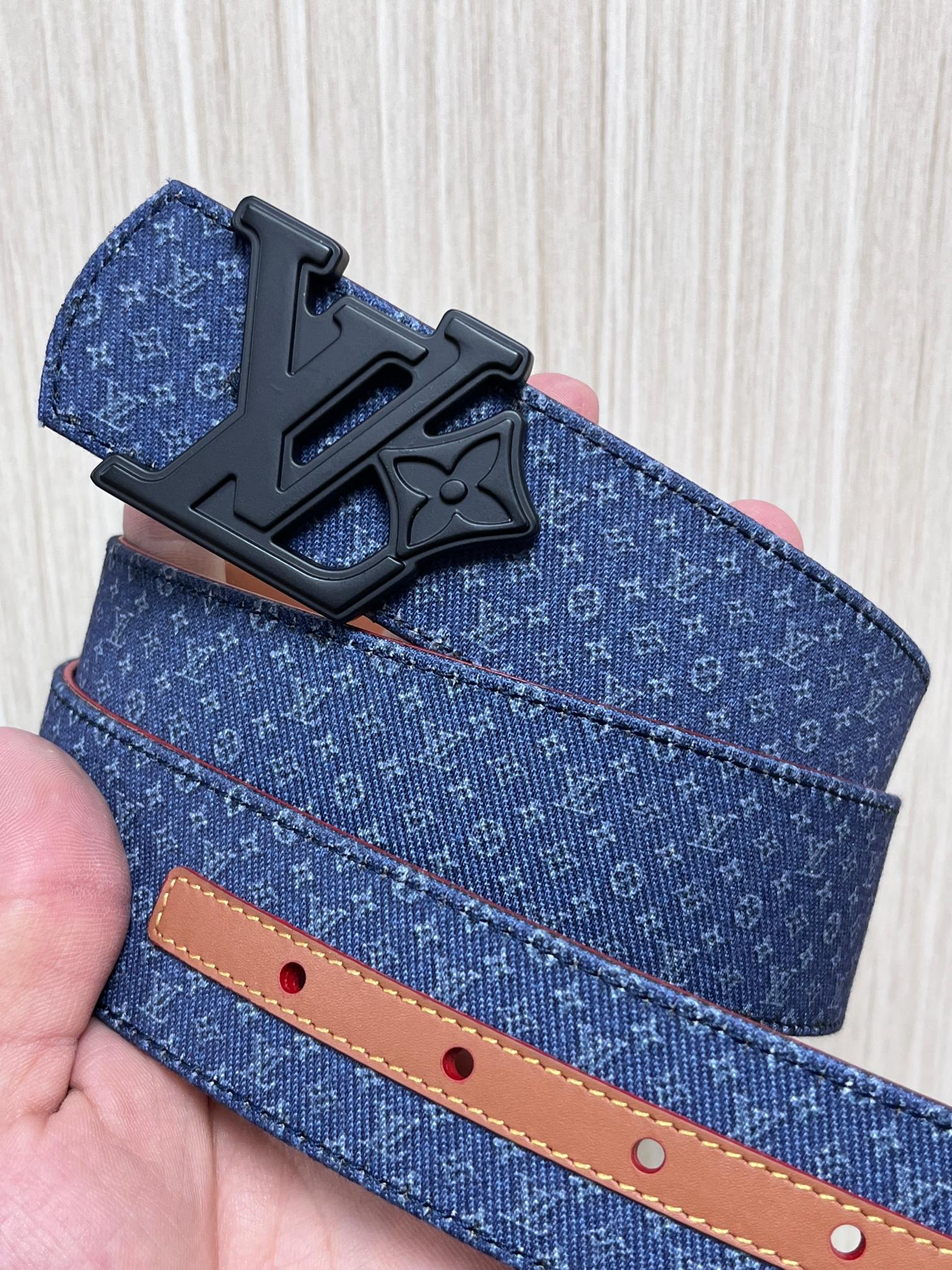 当季新款Monogram丹宁布，经过水洗做旧处理，布满细密的袖珍老花图案，搭配特殊反光工艺，光线照射下会呈现低调的闪耀效