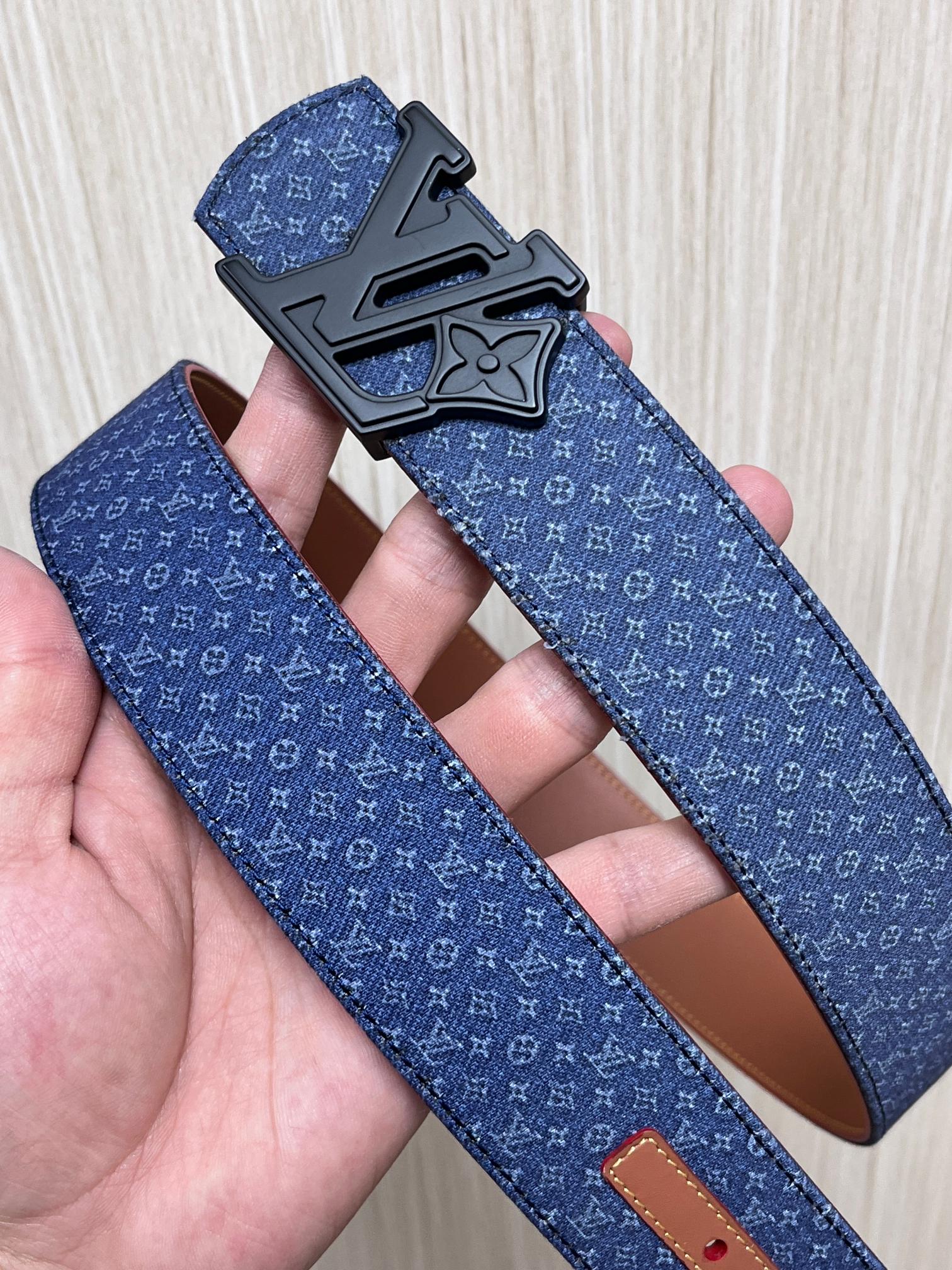 当季新款Monogram丹宁布，经过水洗做旧处理，布满细密的袖珍老花图案，搭配特殊反光工艺，光线照射下会呈现低调的闪耀效