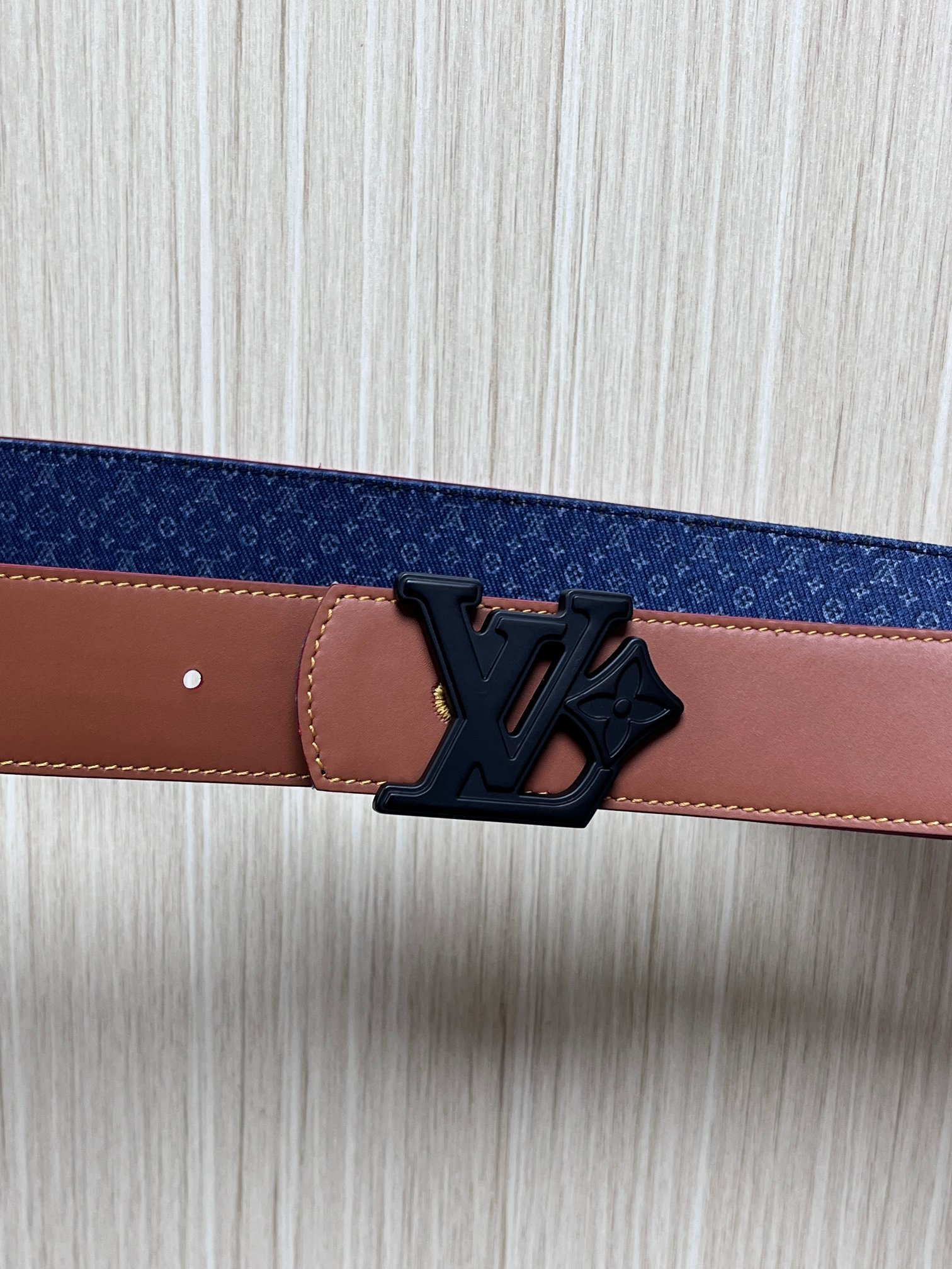 当季新款Monogram丹宁布，经过水洗做旧处理，布满细密的袖珍老花图案，搭配特殊反光工艺，光线照射下会呈现低调的闪耀效