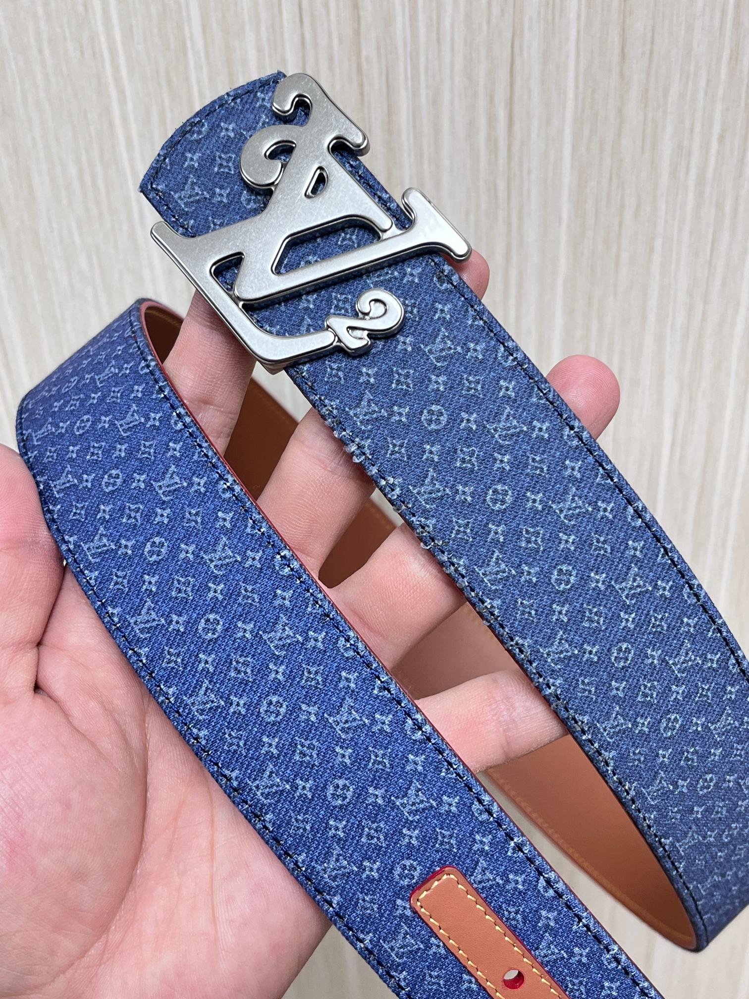 当季新款Monogram丹宁布，经过水洗做旧处理，布满细密的袖珍老花图案，搭配特殊反光工艺，光线照射下会呈现低调的闪耀效