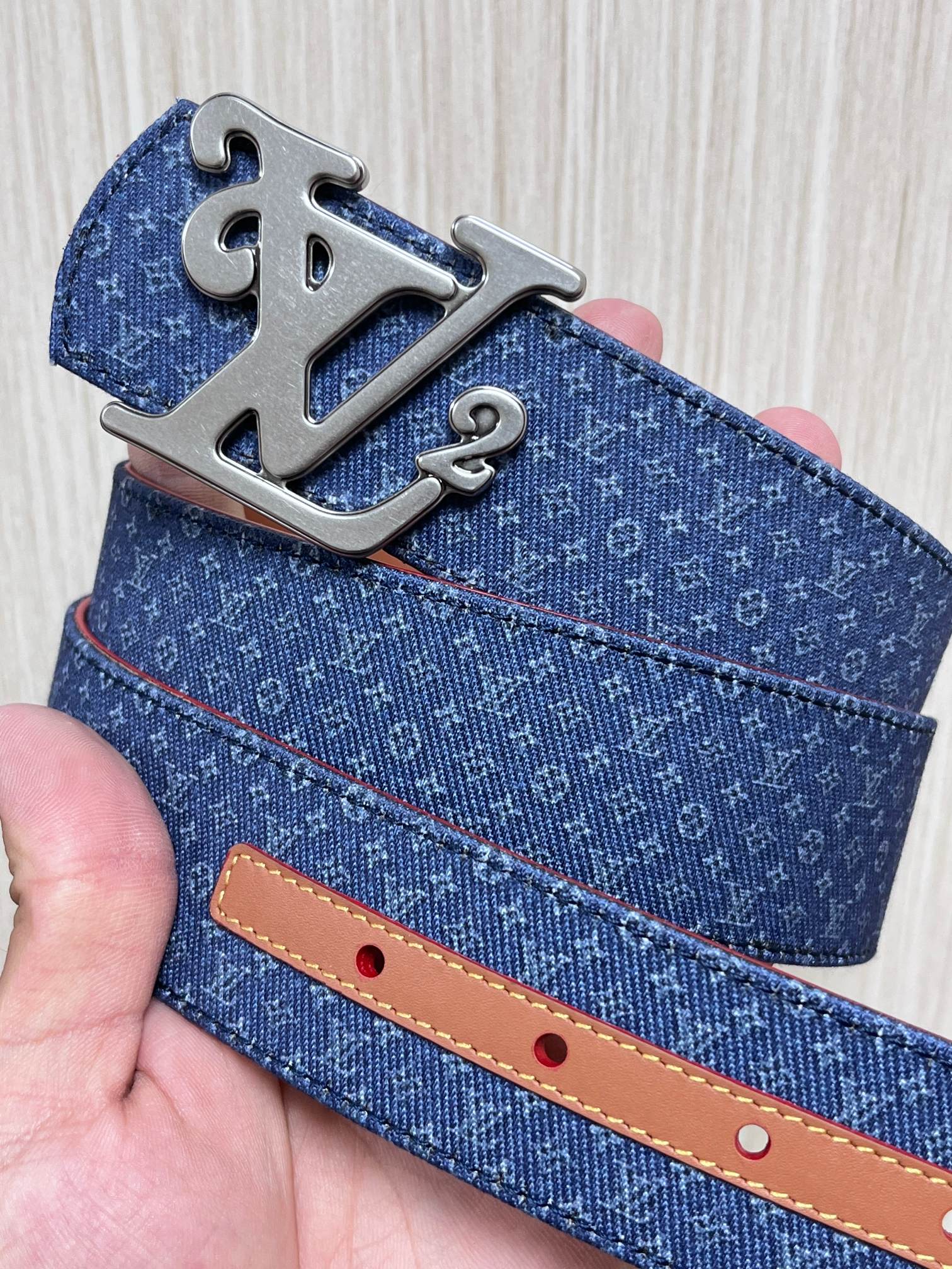 当季新款Monogram丹宁布，经过水洗做旧处理，布满细密的袖珍老花图案，搭配特殊反光工艺，光线照射下会呈现低调的闪耀效