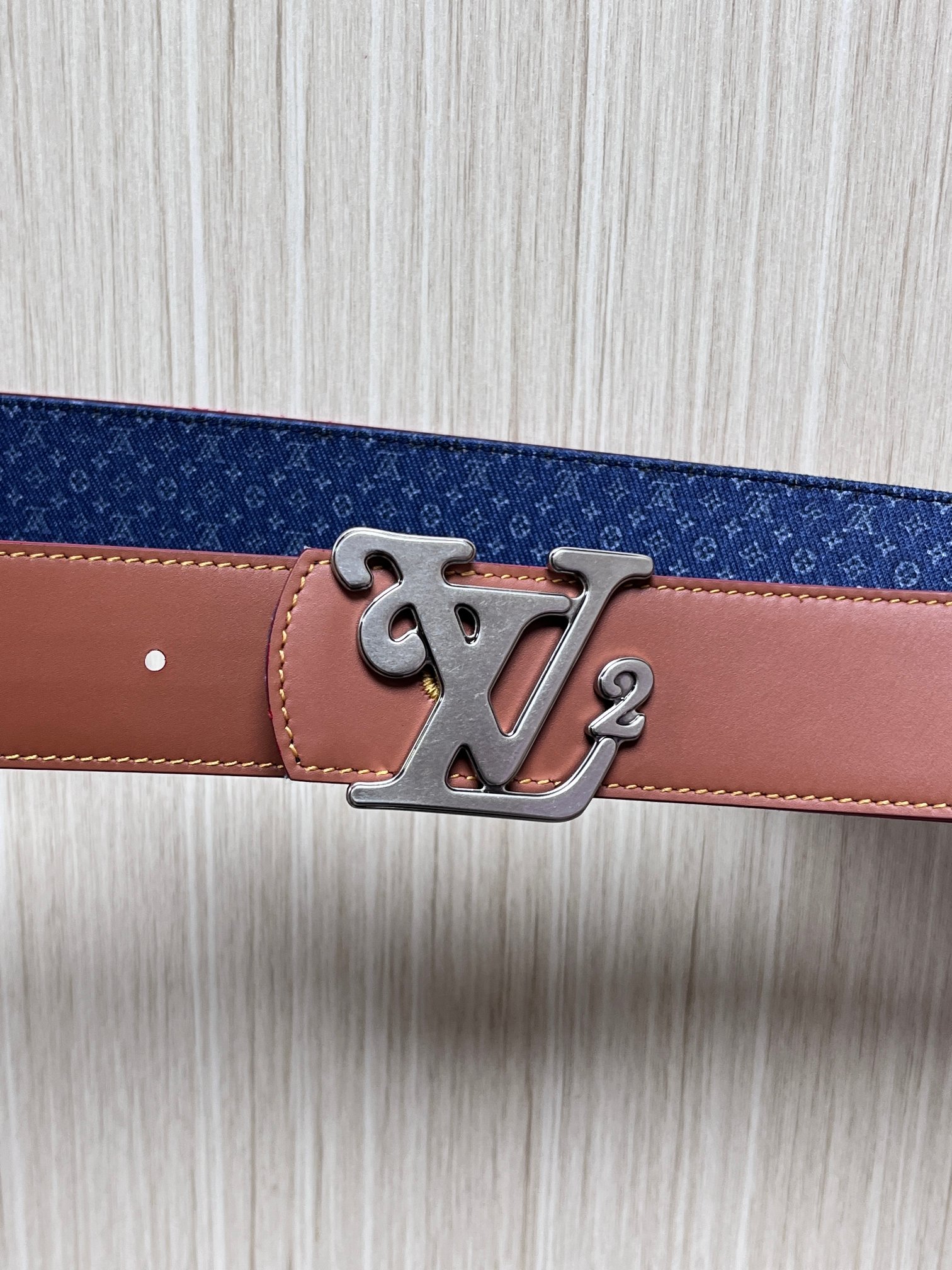 当季新款Monogram丹宁布，经过水洗做旧处理，布满细密的袖珍老花图案，搭配特殊反光工艺，光线照射下会呈现低调的闪耀效