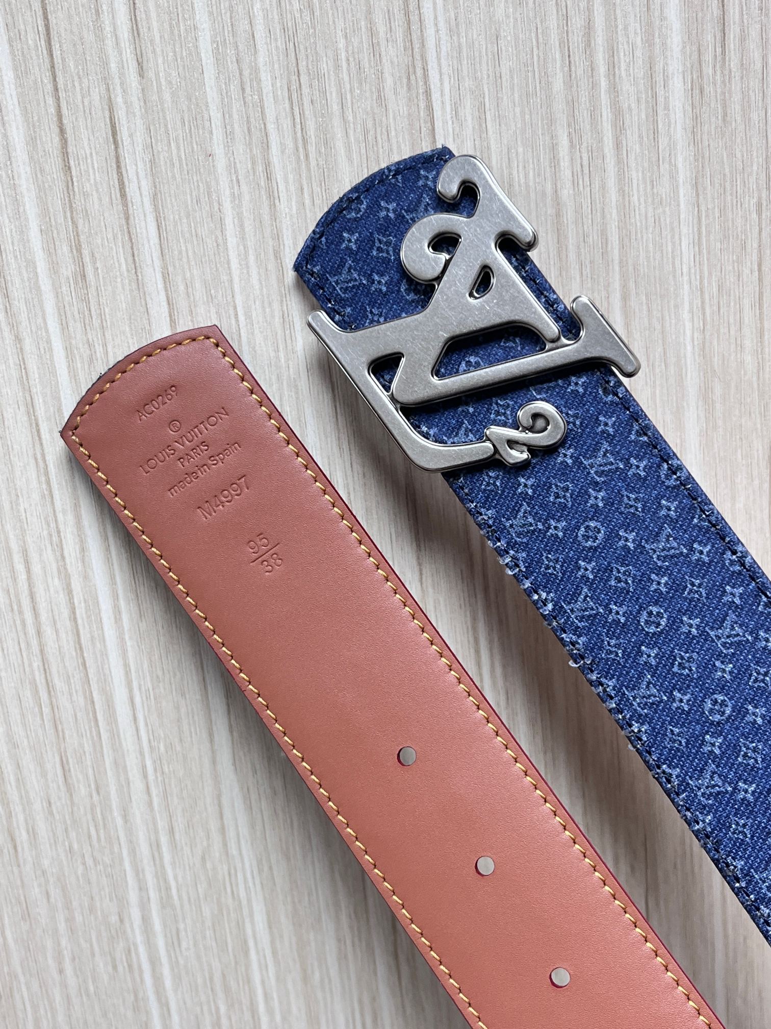 当季新款Monogram丹宁布，经过水洗做旧处理，布满细密的袖珍老花图案，搭配特殊反光工艺，光线照射下会呈现低调的闪耀效