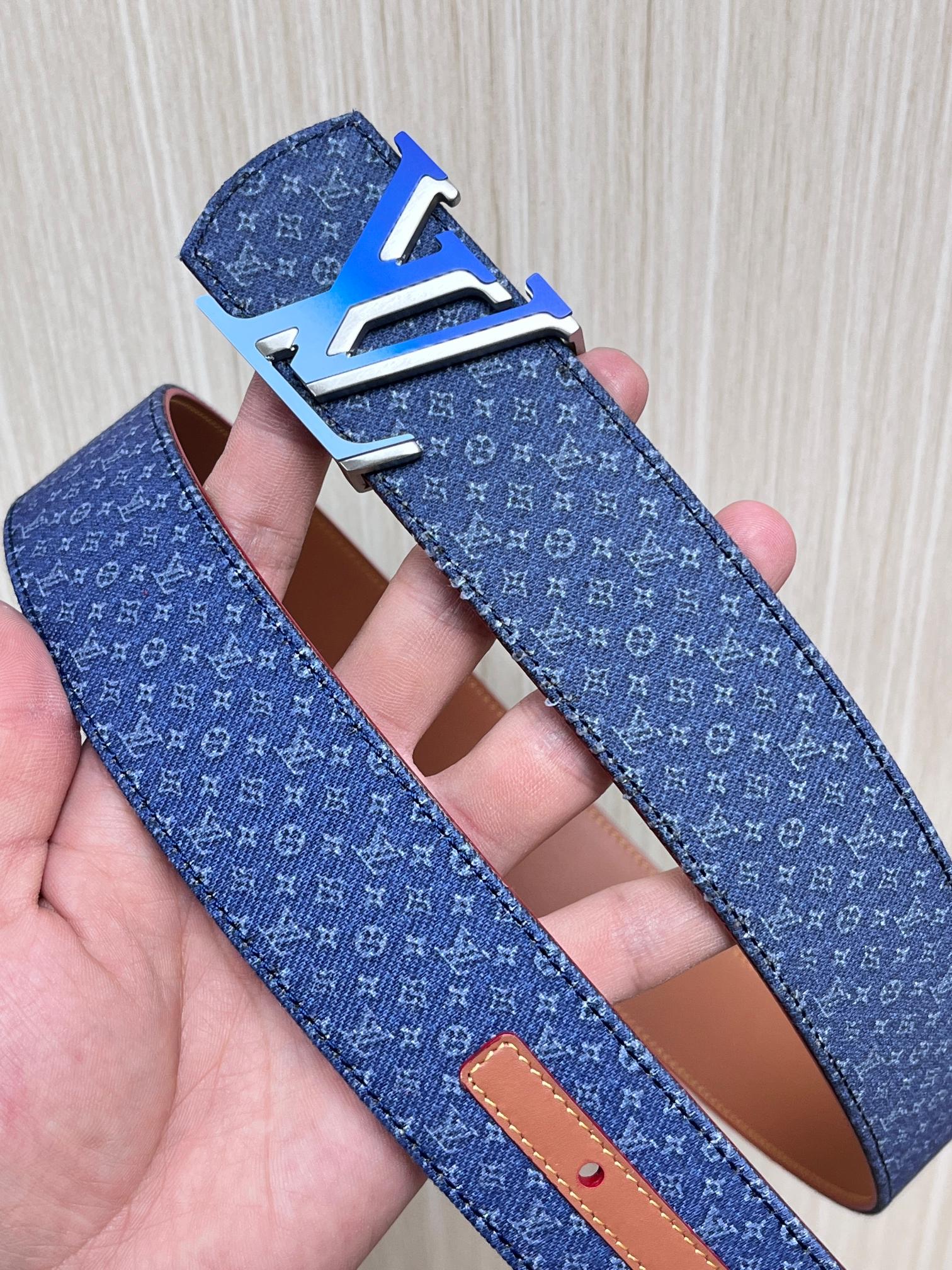 当季新款Monogram丹宁布，经过水洗做旧处理，布满细密的袖珍老花图案，搭配特殊反光工艺，光线照射下会呈现低调的闪耀效