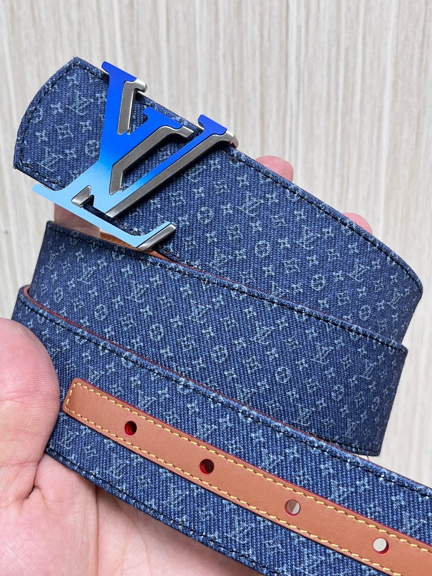 当季新款Monogram丹宁布，经过水洗做旧处理，布满细密的袖珍老花图案，搭配特殊反光工艺，光线照射下会呈现低调的闪耀效