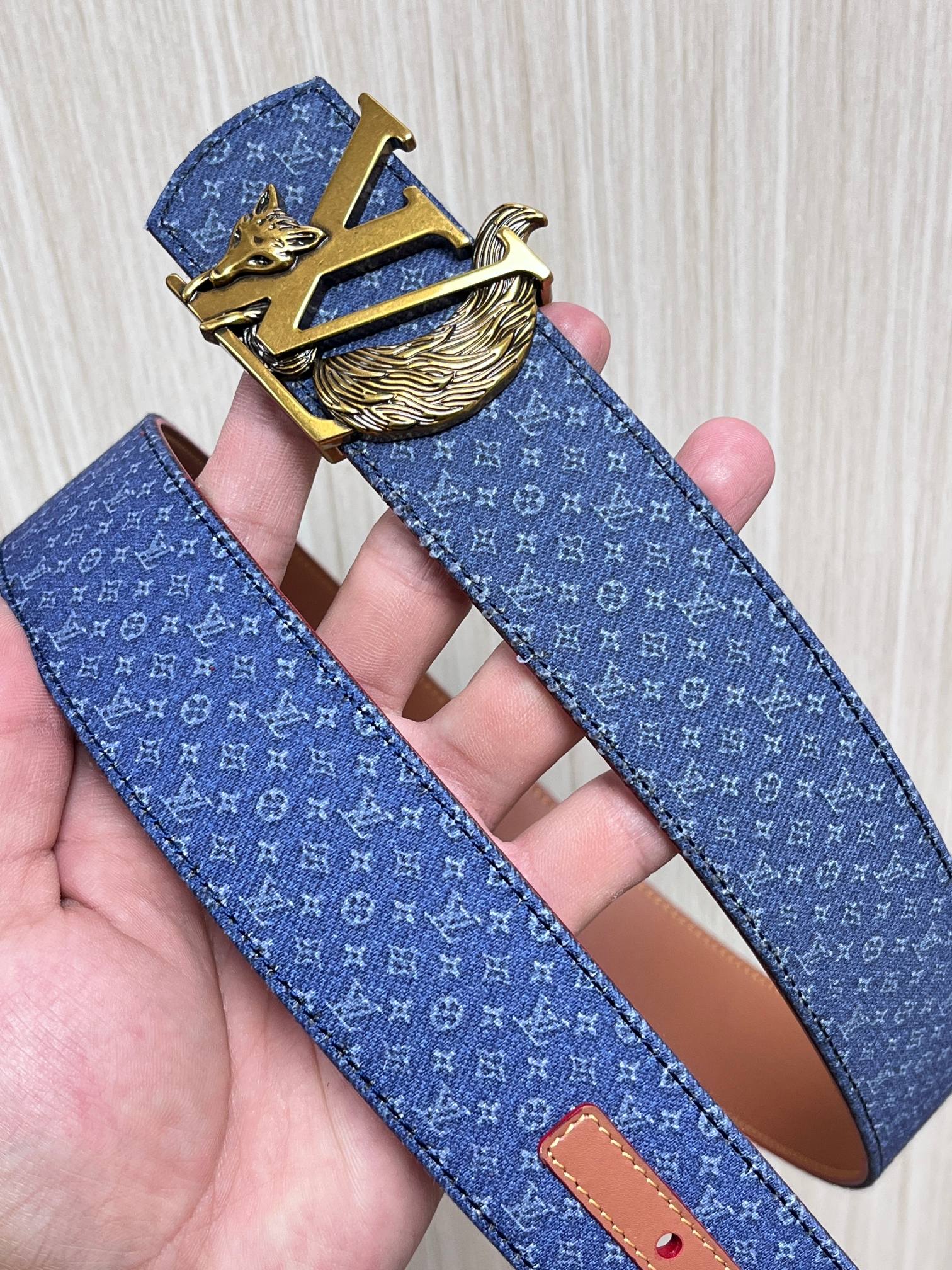 当季新款Monogram丹宁布，经过水洗做旧处理，布满细密的袖珍老花图案，搭配特殊反光工艺，光线照射下会呈现低调的闪耀效