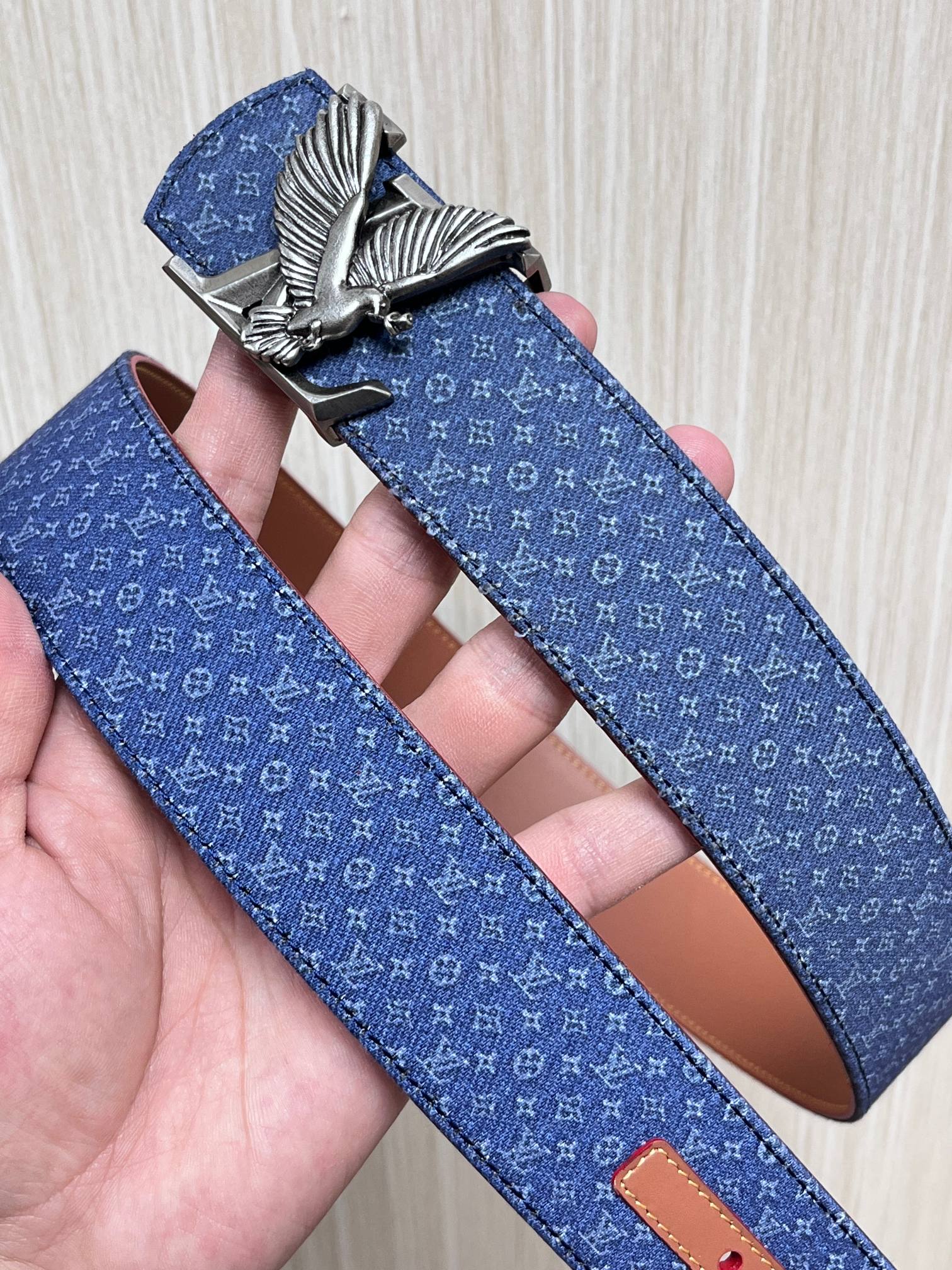 当季新款Monogram丹宁布，经过水洗做旧处理，布满细密的袖珍老花图案，搭配特殊反光工艺，光线照射下会呈现低调的闪耀效