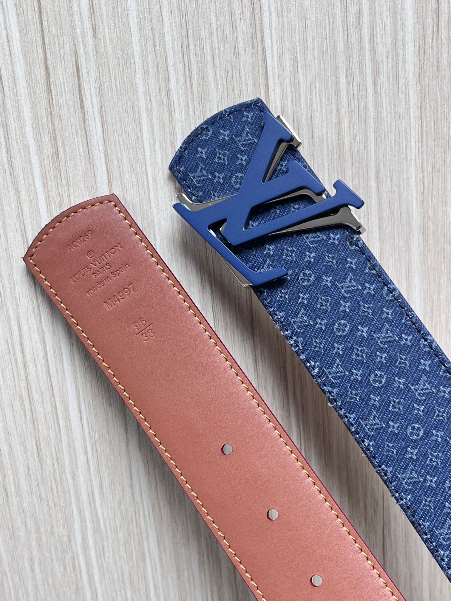 当季新款Monogram丹宁布，经过水洗做旧处理，布满细密的袖珍老花图案，搭配特殊反光工艺，光线照射下会呈现低调的闪耀效