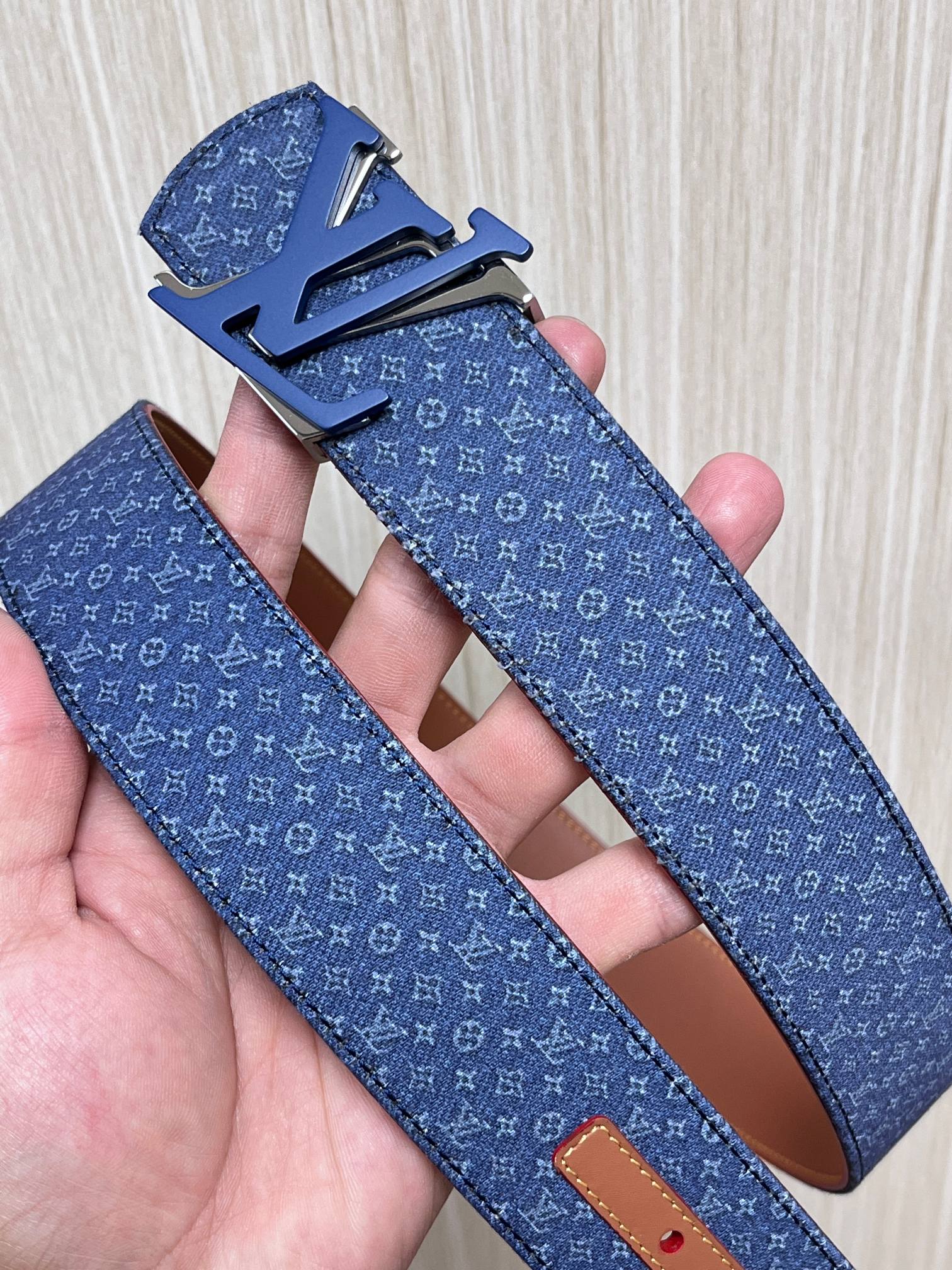 当季新款Monogram丹宁布，经过水洗做旧处理，布满细密的袖珍老花图案，搭配特殊反光工艺，光线照射下会呈现低调的闪耀效