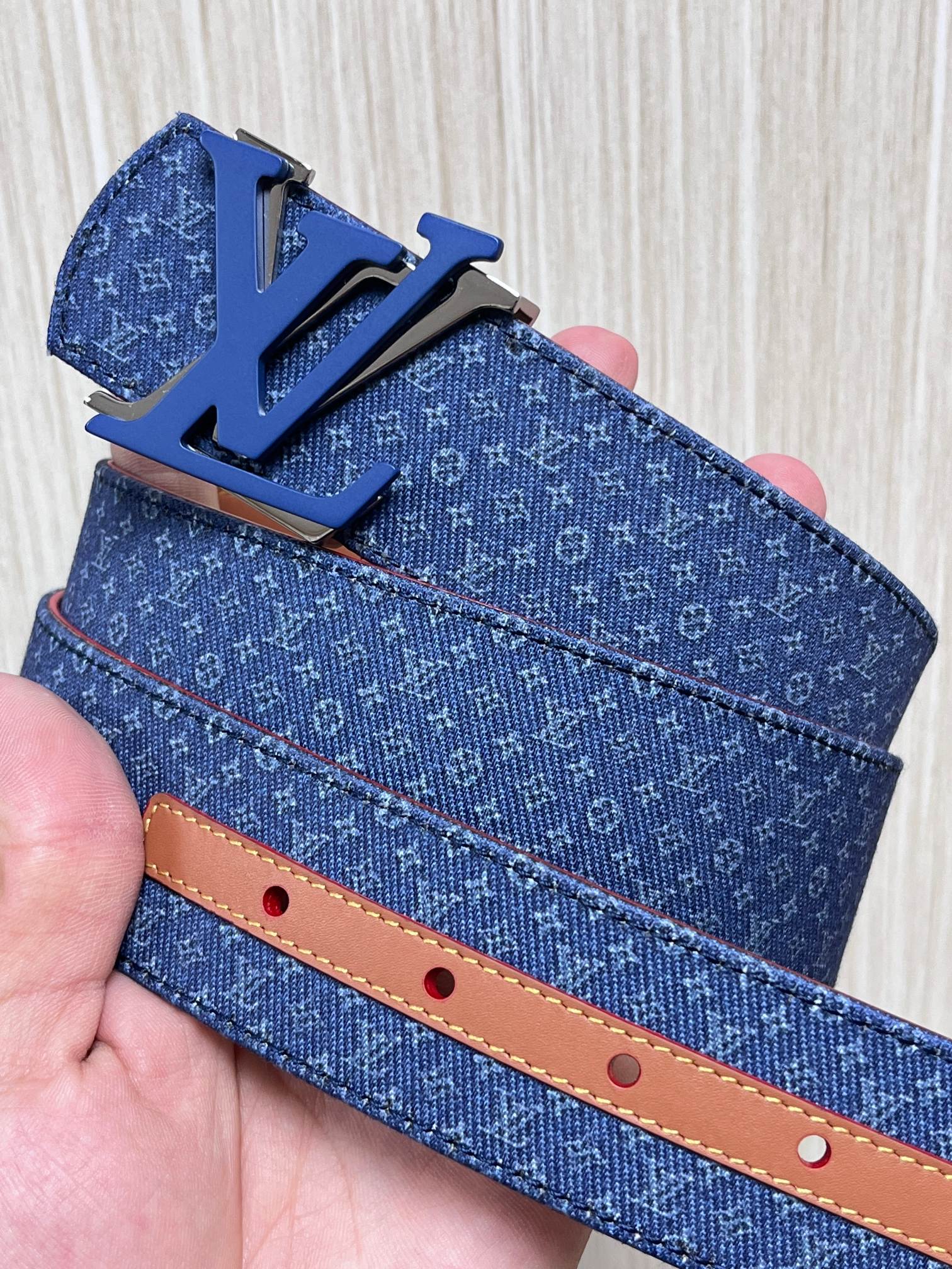 当季新款Monogram丹宁布，经过水洗做旧处理，布满细密的袖珍老花图案，搭配特殊反光工艺，光线照射下会呈现低调的闪耀效