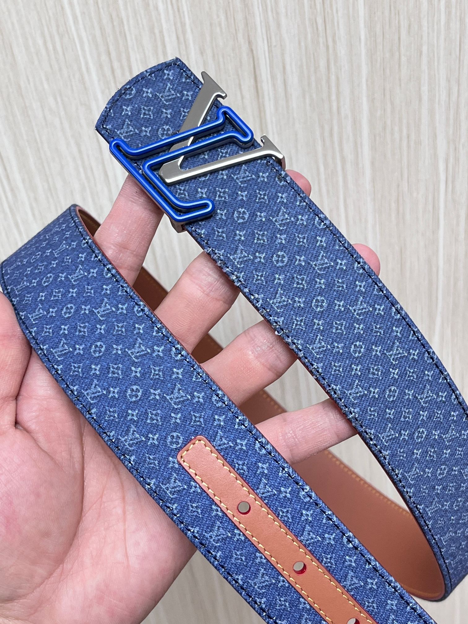 当季新款Monogram丹宁布，经过水洗做旧处理，布满细密的袖珍老花图案，搭配特殊反光工艺，光线照射下会呈现低调的闪耀效