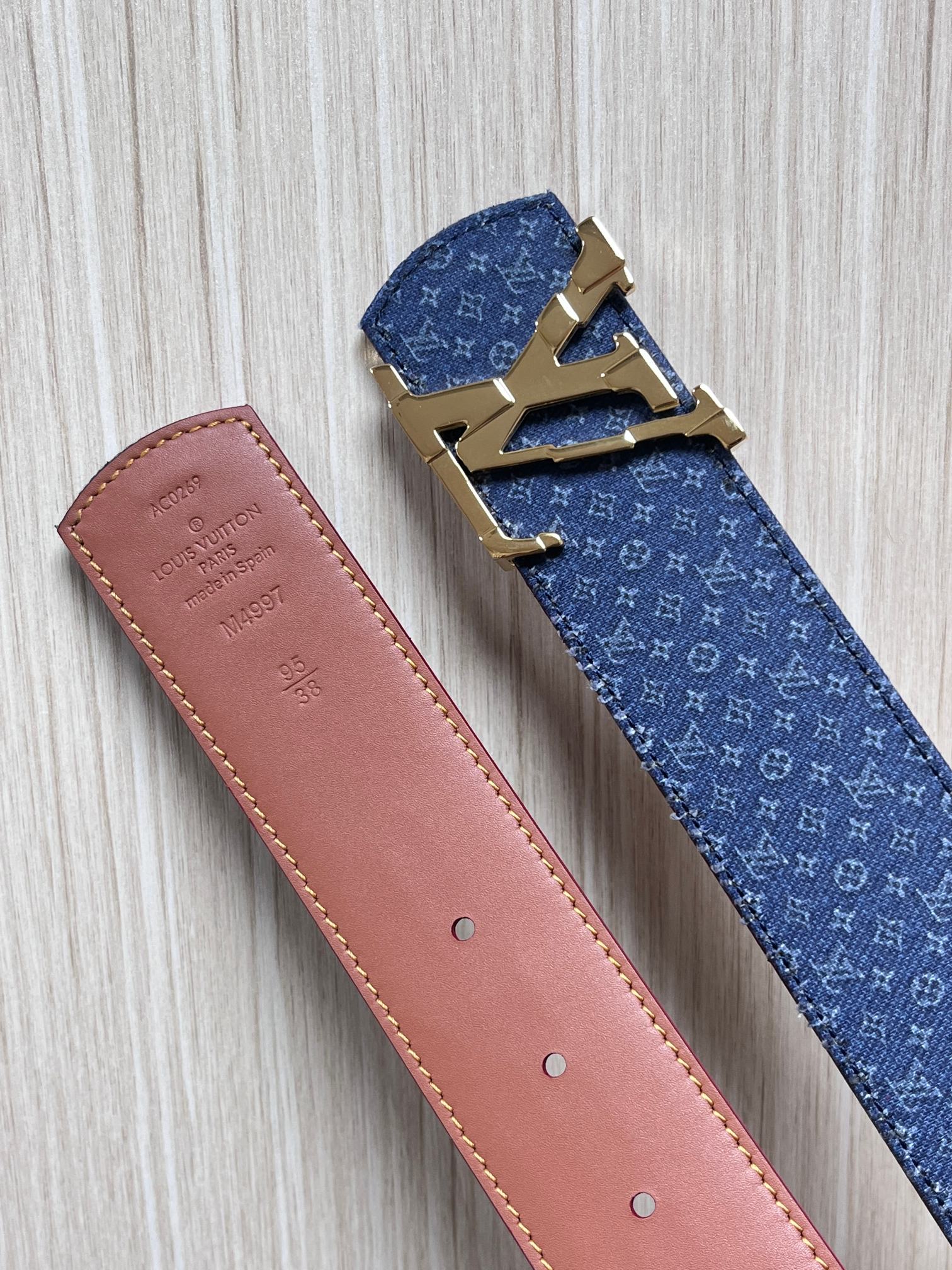 当季新款Monogram丹宁布，经过水洗做旧处理，布满细密的袖珍老花图案，搭配特殊反光工艺，光线照射下会呈现低调的闪耀效