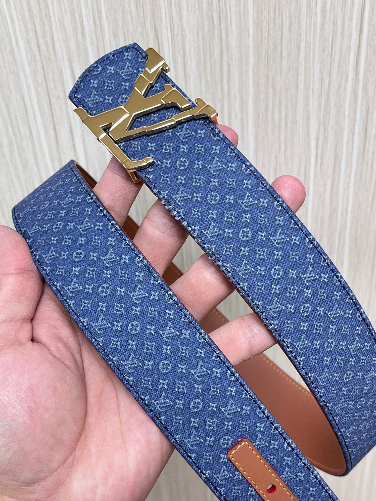 当季新款Monogram丹宁布，经过水洗做旧处理，布满细密的袖珍老花图案，搭配特殊反光工艺，光线照射下会呈现低调的闪耀效