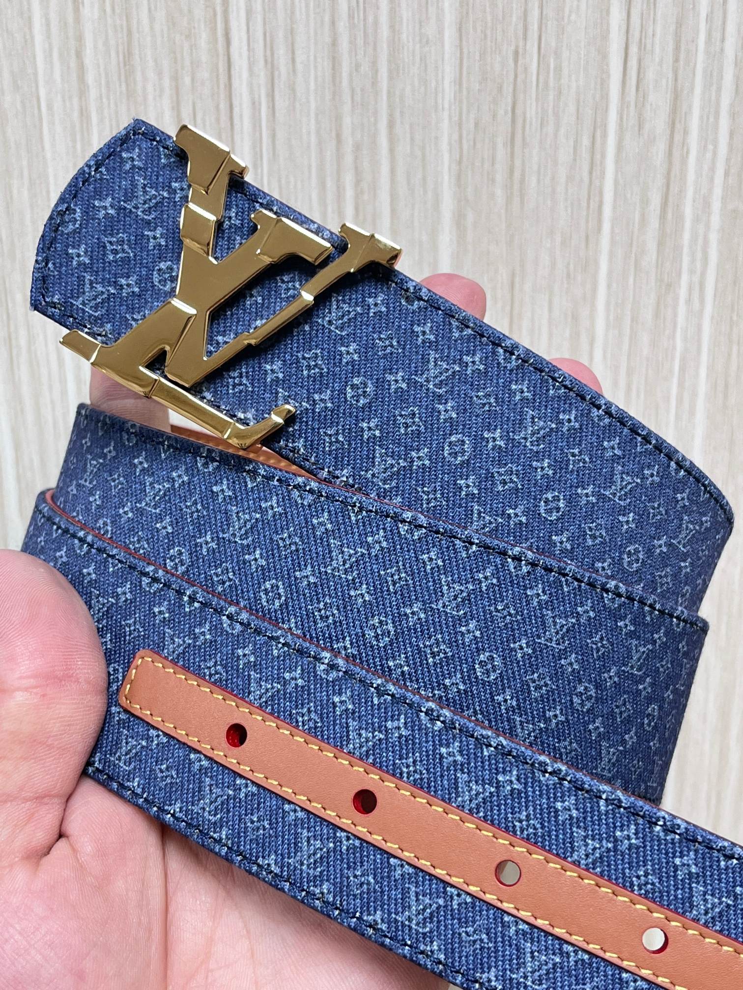 当季新款Monogram丹宁布，经过水洗做旧处理，布满细密的袖珍老花图案，搭配特殊反光工艺，光线照射下会呈现低调的闪耀效