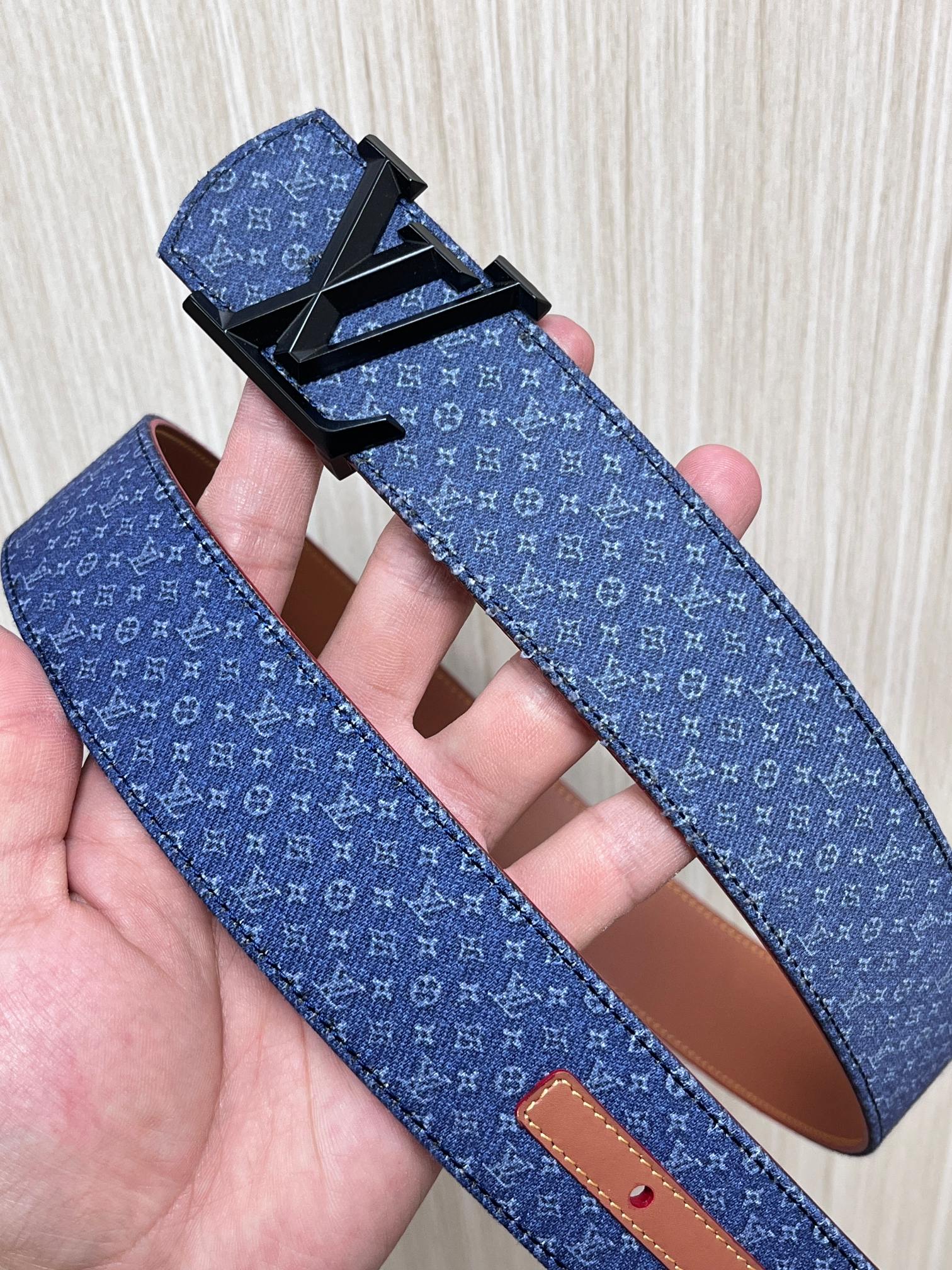当季新款Monogram丹宁布，经过水洗做旧处理，布满细密的袖珍老花图案，搭配特殊反光工艺，光线照射下会呈现低调的闪耀效