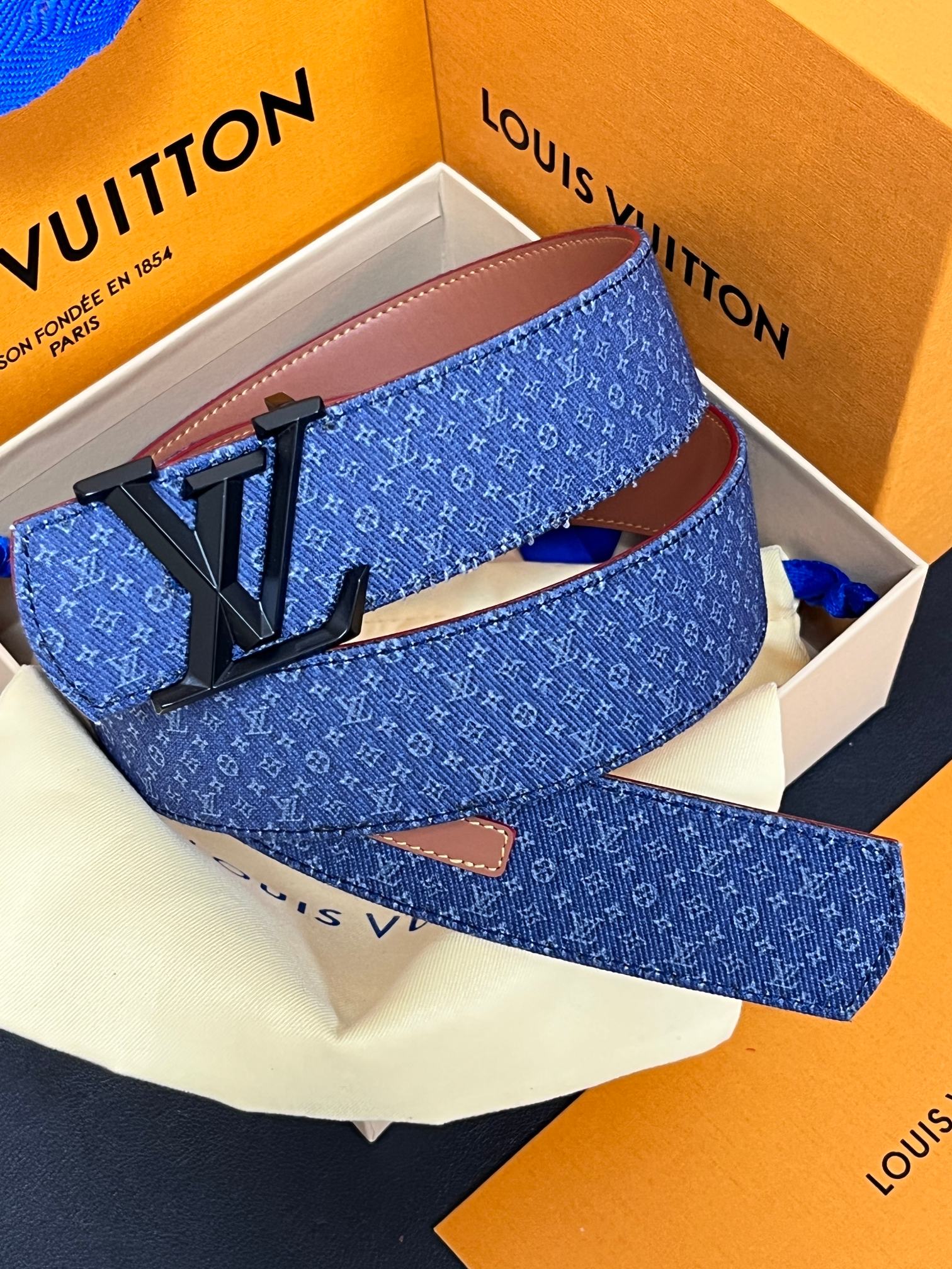 当季新款Monogram丹宁布，经过水洗做旧处理，布满细密的袖珍老花图案，搭配特殊反光工艺，光线照射下会呈现低调的闪耀效