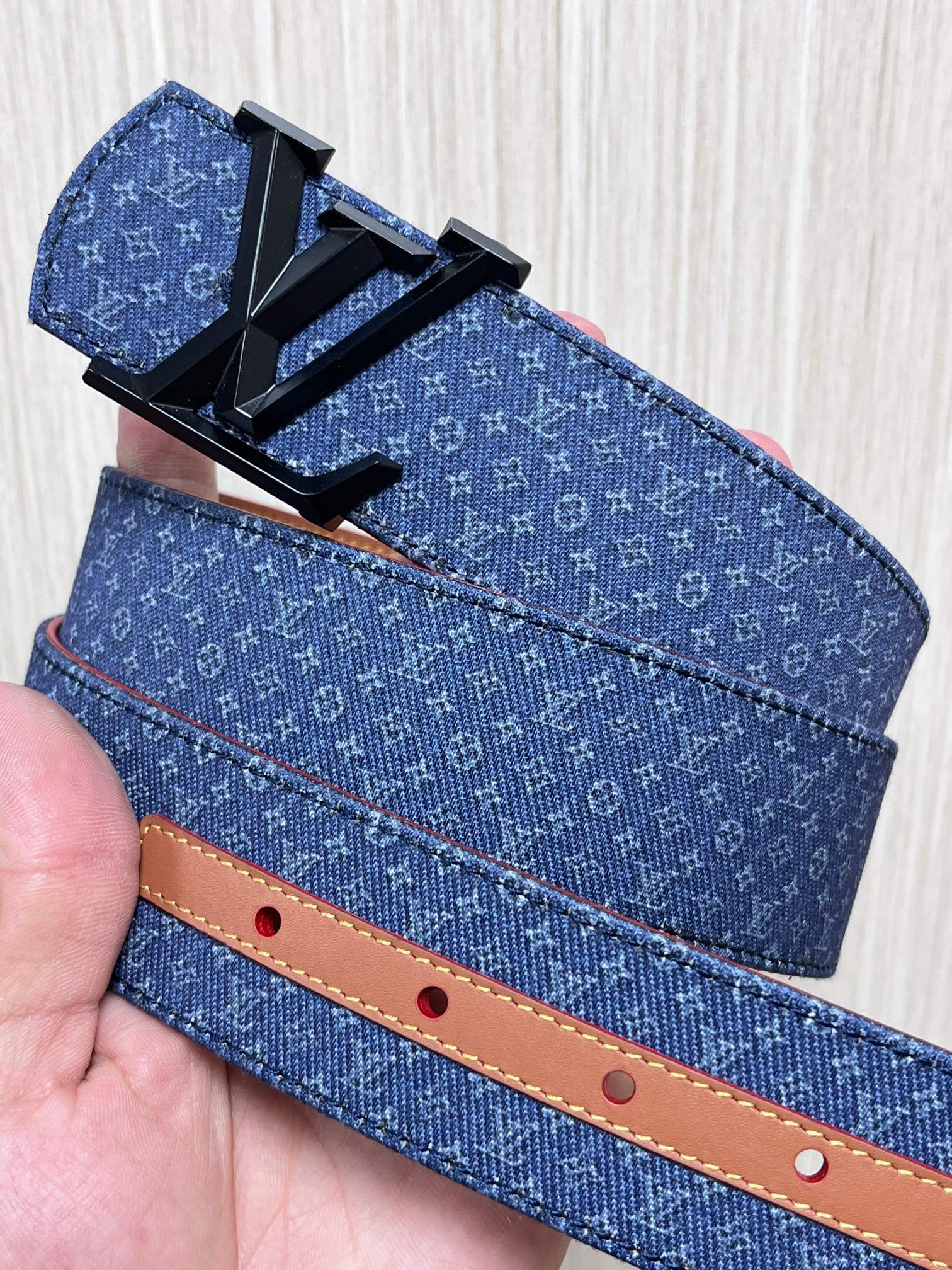 当季新款Monogram丹宁布，经过水洗做旧处理，布满细密的袖珍老花图案，搭配特殊反光工艺，光线照射下会呈现低调的闪耀效