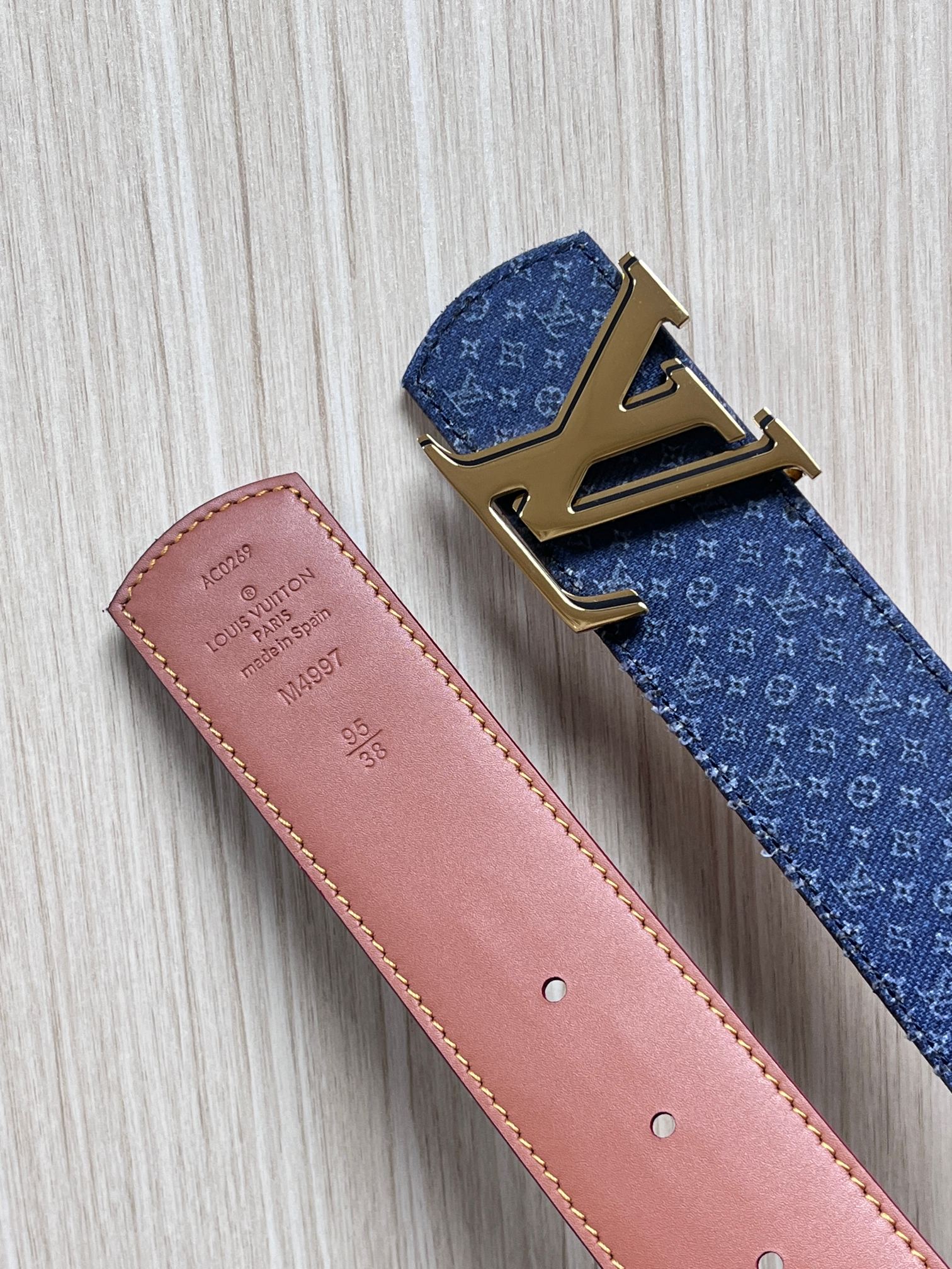 当季新款Monogram丹宁布，经过水洗做旧处理，布满细密的袖珍老花图案，搭配特殊反光工艺，光线照射下会呈现低调的闪耀效