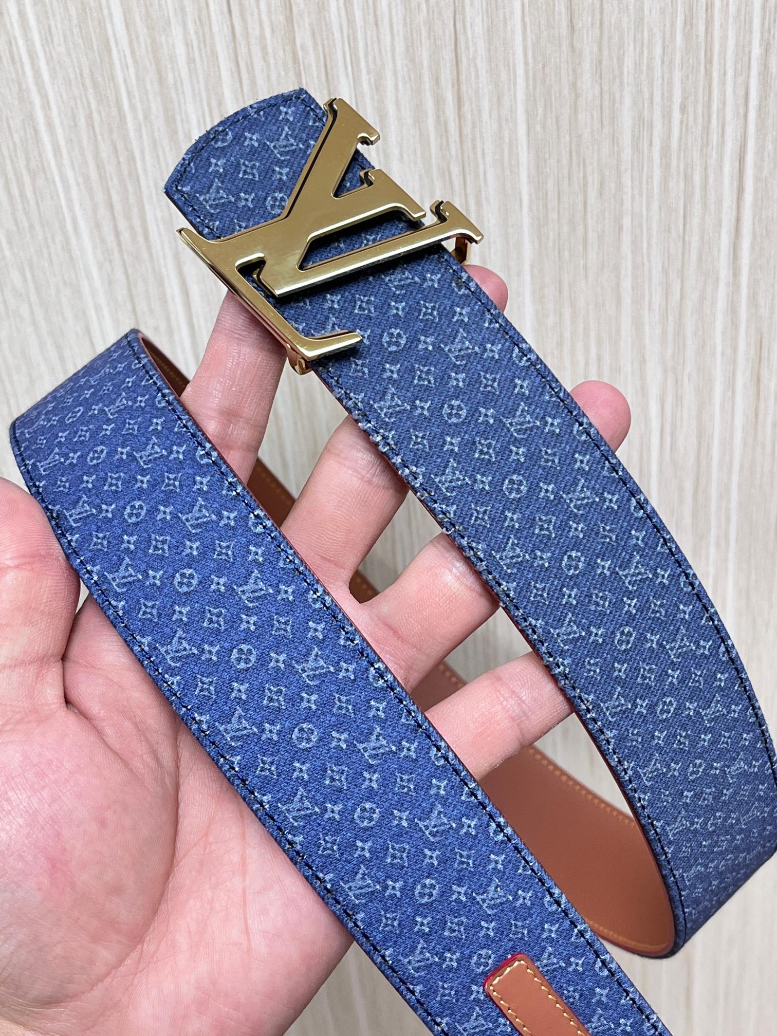 当季新款Monogram丹宁布，经过水洗做旧处理，布满细密的袖珍老花图案，搭配特殊反光工艺，光线照射下会呈现低调的闪耀效
