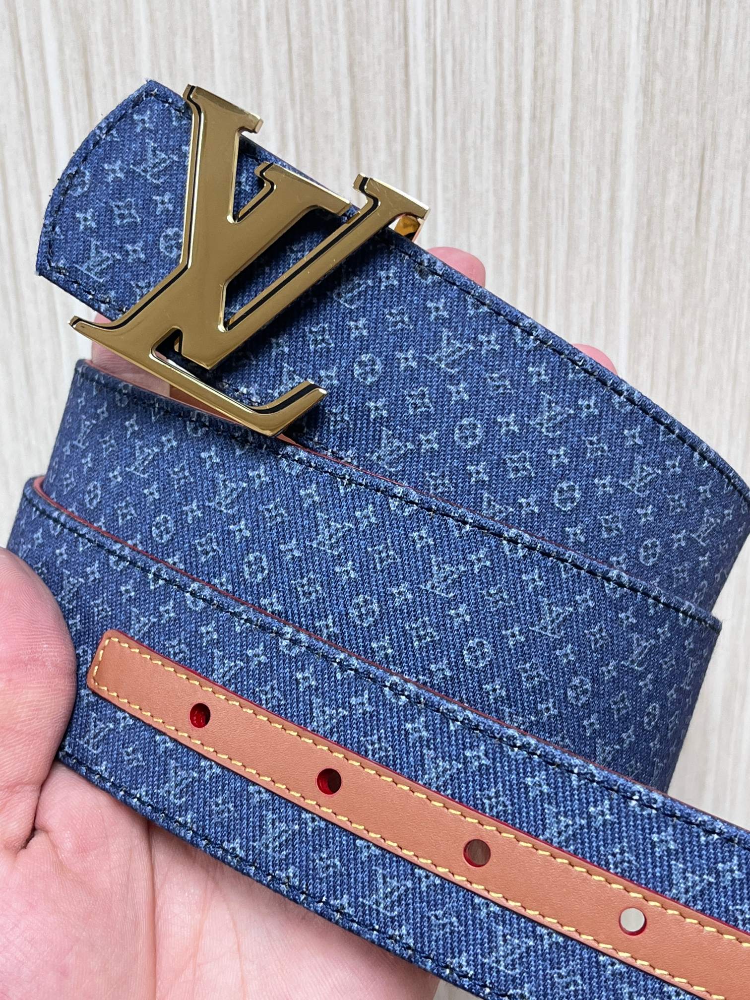 当季新款Monogram丹宁布，经过水洗做旧处理，布满细密的袖珍老花图案，搭配特殊反光工艺，光线照射下会呈现低调的闪耀效
