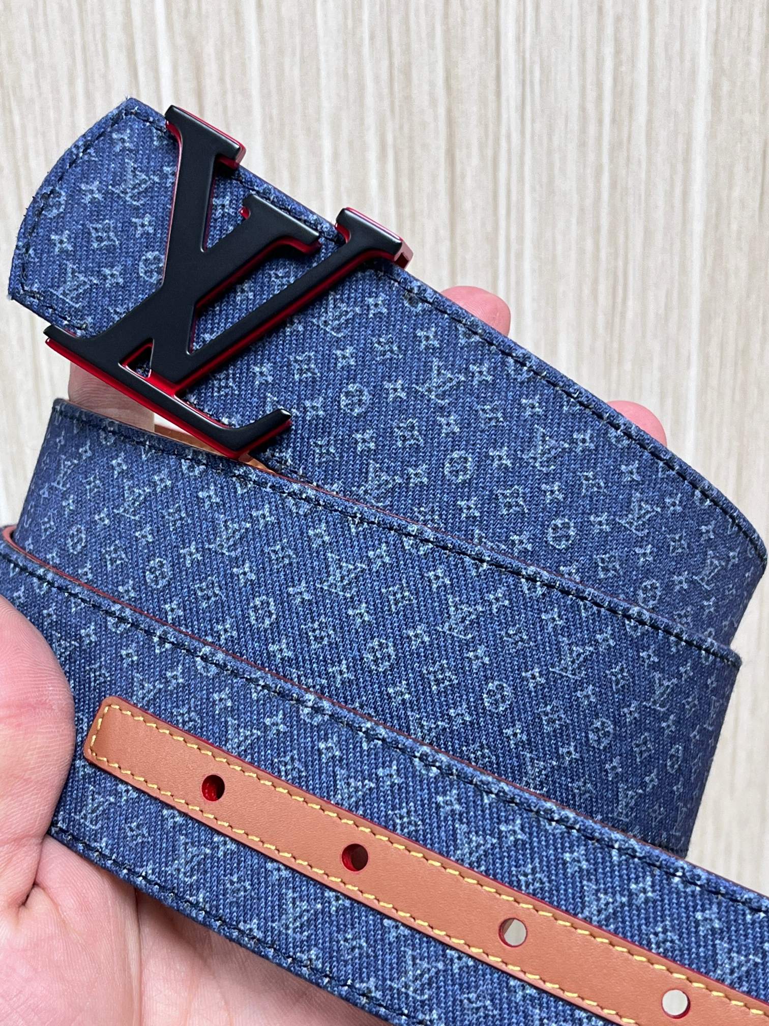 当季新款Monogram丹宁布，经过水洗做旧处理，布满细密的袖珍老花图案，搭配特殊反光工艺，光线照射下会呈现低调的闪耀效