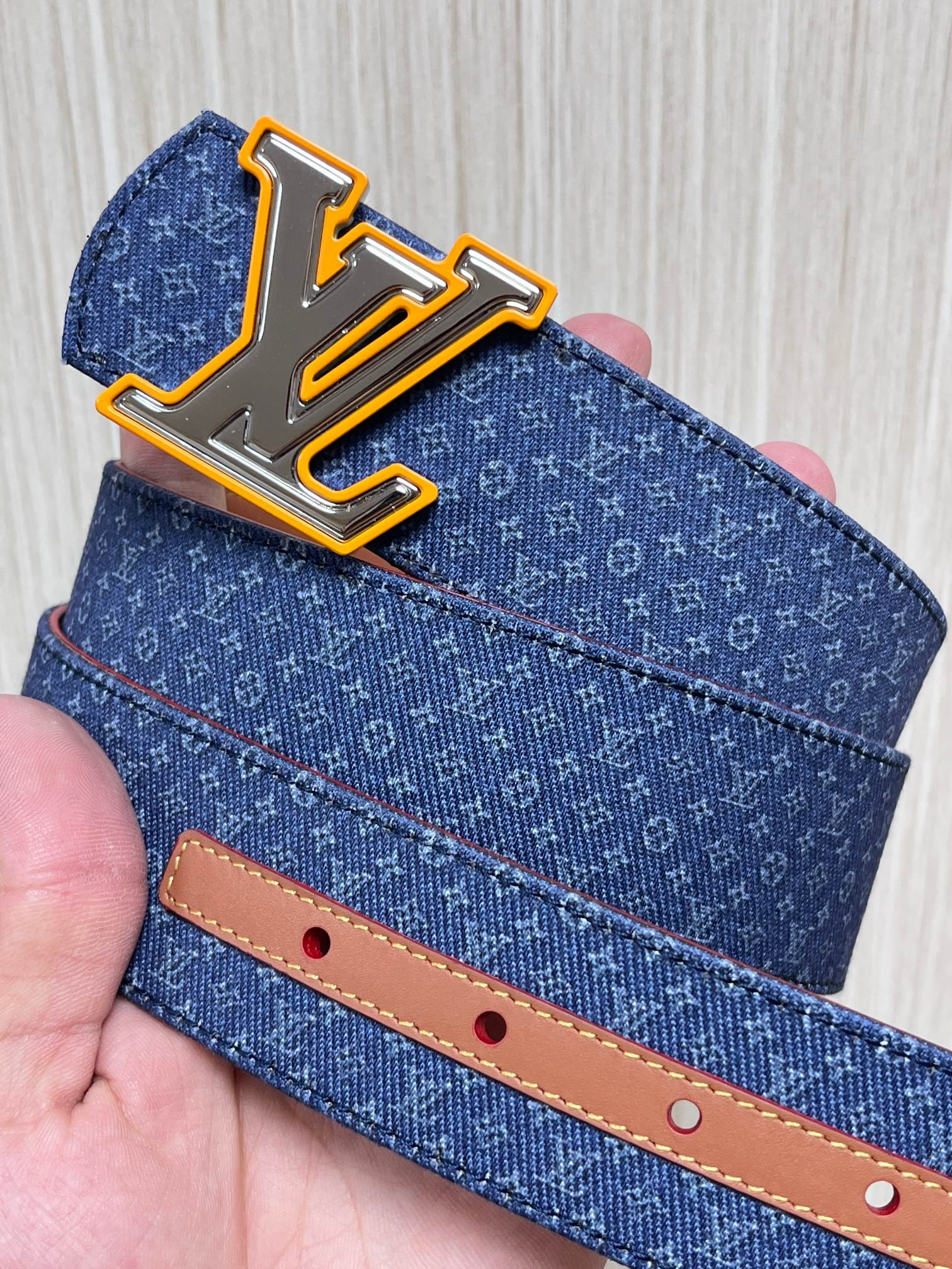 当季新款Monogram丹宁布,经过水洗做旧处理,布满细密的袖珍老花图案,搭配特殊反光工艺,光线照射下会呈现低调的闪耀效 当季新款Monogram丹宁布,经过水洗做旧处理,布满细密的袖珍老花图案,搭配特殊反光工艺,光线照射下会呈现低调的闪耀效