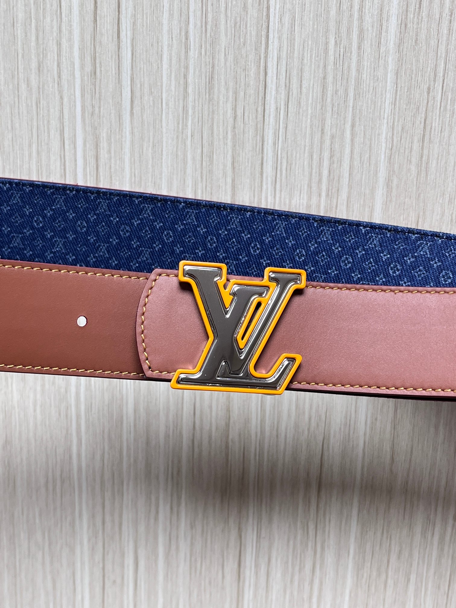 当季新款Monogram丹宁布,经过水洗做旧处理,布满细密的袖珍老花图案,搭配特殊反光工艺,光线照射下会呈现低调的闪耀效 当季新款Monogram丹宁布,经过水洗做旧处理,布满细密的袖珍老花图案,搭配特殊反光工艺,光线照射下会呈现低调的闪耀效